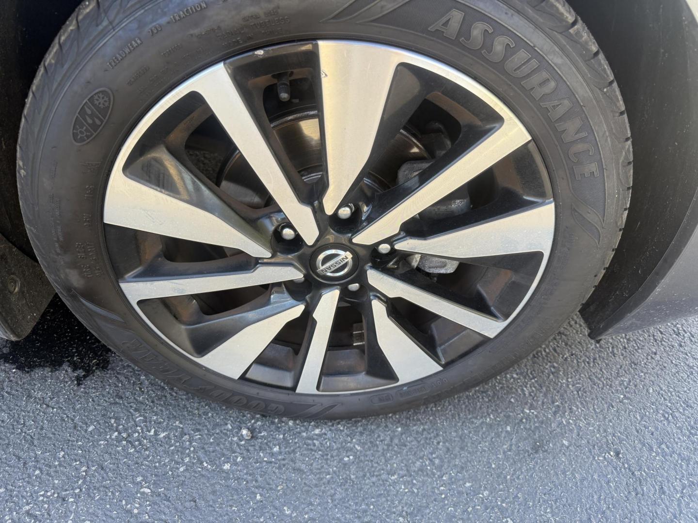 2022 Gray /Brown Nissan Sentra SV (3N1AB8CV3NY) with an 1.8L I4 SFI DOHC 16V engine, Automatic transmission, located at 547 E. Main St., Orwell, OH, 44076, (440) 437-5893, 41.535435, -80.847855 - Upgrade your daily drive with this 2022 Nissan Sentra SV, featuring the desirable SV Premium Package. Enjoy impressive efficiency with a 2.0L I4 engine delivering up to 39 MPG on the highway and 33 MPG combined. The refined interior boasts leather seating, a power driver’s seat, heated front seats - Photo#4