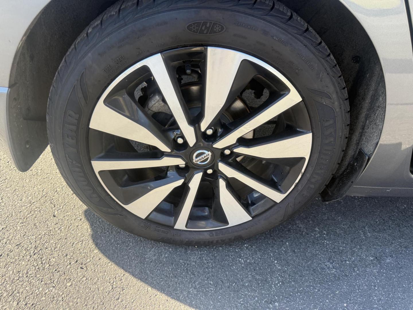 2022 Gray /Brown Nissan Sentra SV (3N1AB8CV3NY) with an 1.8L I4 SFI DOHC 16V engine, Automatic transmission, located at 547 E. Main St., Orwell, OH, 44076, (440) 437-5893, 41.535435, -80.847855 - Upgrade your daily drive with this 2022 Nissan Sentra SV, featuring the desirable SV Premium Package. Enjoy impressive efficiency with a 2.0L I4 engine delivering up to 39 MPG on the highway and 33 MPG combined. The refined interior boasts leather seating, a power driver’s seat, heated front seats - Photo#6