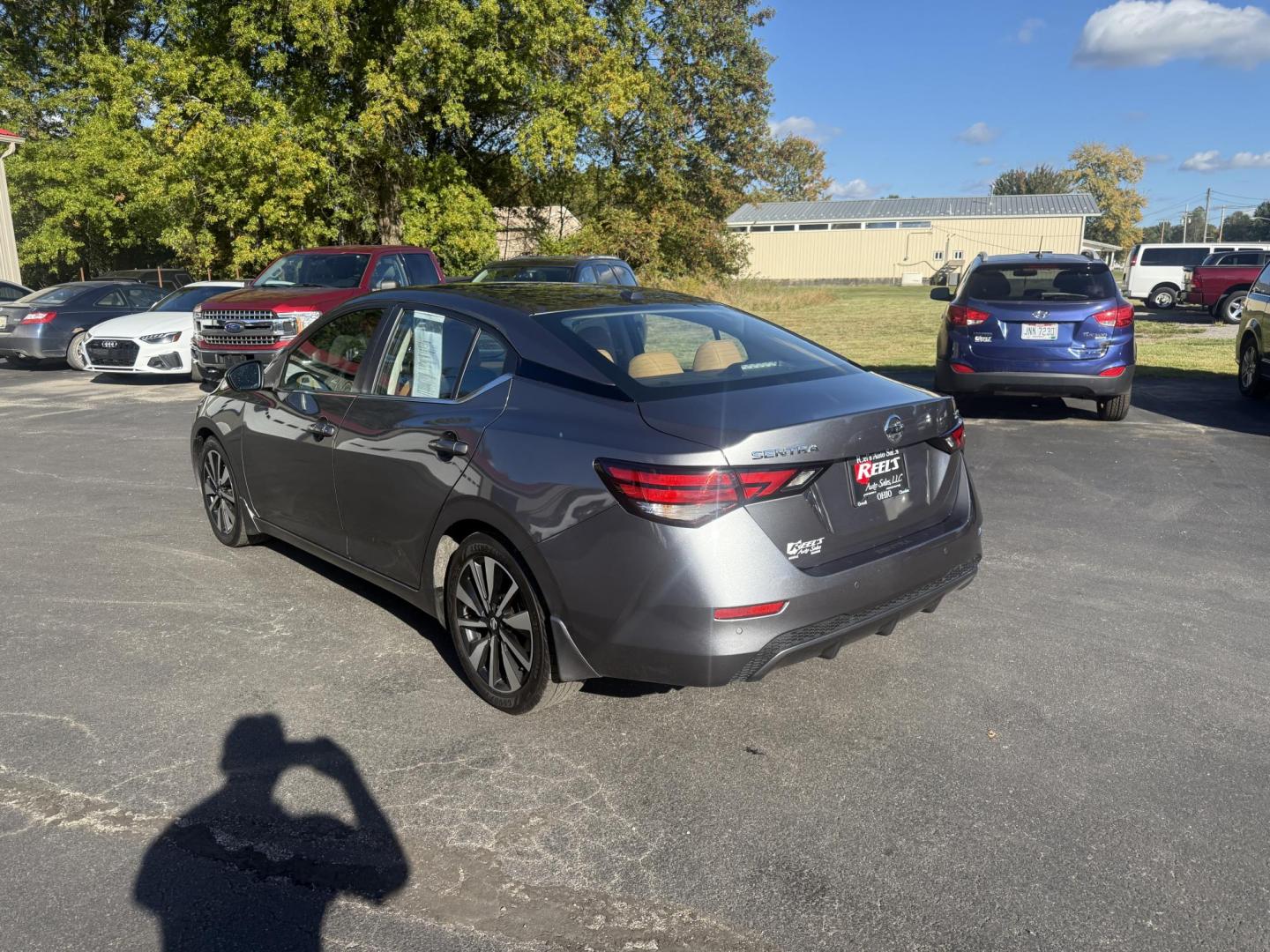 2022 Gray /Brown Nissan Sentra SV (3N1AB8CV3NY) with an 1.8L I4 SFI DOHC 16V engine, Automatic transmission, located at 547 E. Main St., Orwell, OH, 44076, (440) 437-5893, 41.535435, -80.847855 - Upgrade your daily drive with this 2022 Nissan Sentra SV, featuring the desirable SV Premium Package. Enjoy impressive efficiency with a 2.0L I4 engine delivering up to 39 MPG on the highway and 33 MPG combined. The refined interior boasts leather seating, a power driver’s seat, heated front seats - Photo#9