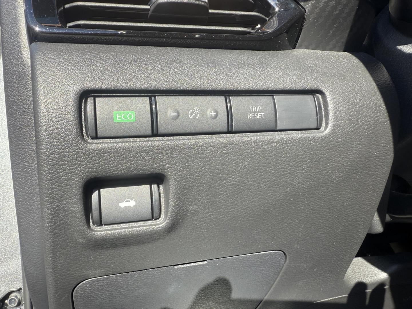 2022 Gray /Brown Nissan Sentra SV (3N1AB8CV3NY) with an 1.8L I4 SFI DOHC 16V engine, Automatic transmission, located at 547 E. Main St., Orwell, OH, 44076, (440) 437-5893, 41.535435, -80.847855 - Upgrade your daily drive with this 2022 Nissan Sentra SV, featuring the desirable SV Premium Package. Enjoy impressive efficiency with a 2.0L I4 engine delivering up to 39 MPG on the highway and 33 MPG combined. The refined interior boasts leather seating, a power driver’s seat, heated front seats - Photo#20