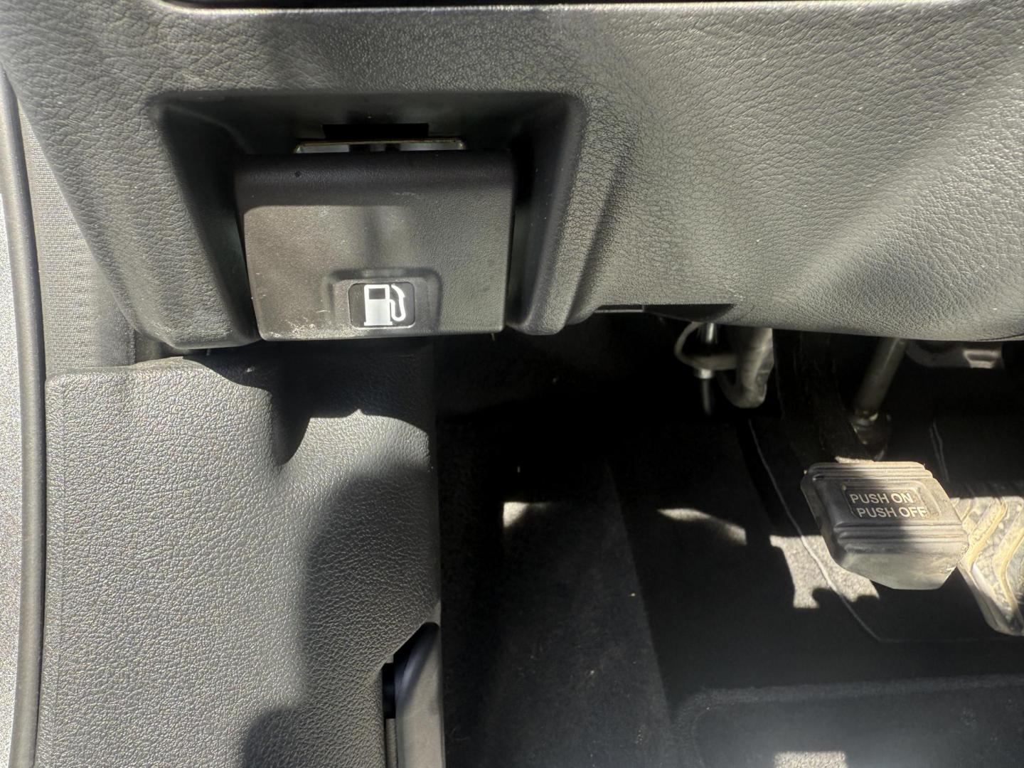 2022 Gray /Brown Nissan Sentra SV (3N1AB8CV3NY) with an 1.8L I4 SFI DOHC 16V engine, Automatic transmission, located at 547 E. Main St., Orwell, OH, 44076, (440) 437-5893, 41.535435, -80.847855 - Upgrade your daily drive with this 2022 Nissan Sentra SV, featuring the desirable SV Premium Package. Enjoy impressive efficiency with a 2.0L I4 engine delivering up to 39 MPG on the highway and 33 MPG combined. The refined interior boasts leather seating, a power driver’s seat, heated front seats - Photo#21