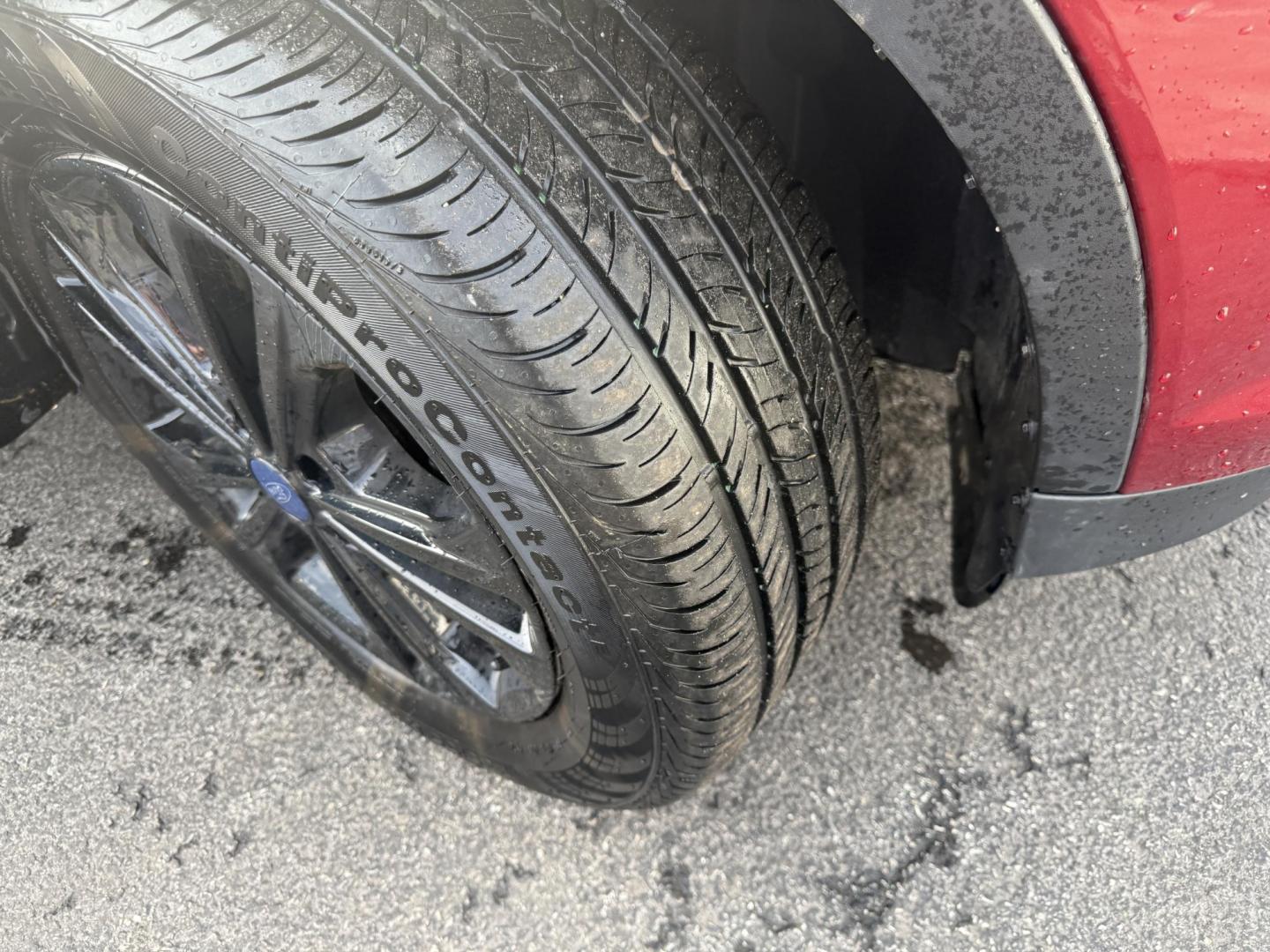 2018 Red /Black Ford Escape SE 4WD (1FMCU9GD5JU) with an 1.5L I4 DOHC 16V TURBO engine, Automatic transmission, located at 547 E. Main St., Orwell, OH, 44076, (440) 437-5893, 41.535435, -80.847855 - This 2018 Ford Escape SE 4WD is ready to roll with style, efficiency, and all the modern must-haves – your perfect everyday adventure machine! Powered by a peppy 1.5L I4 Turbocharged EcoBoost engine delivering smooth, responsive power through a slick 6-speed automatic transmission and confident 4 - Photo#4