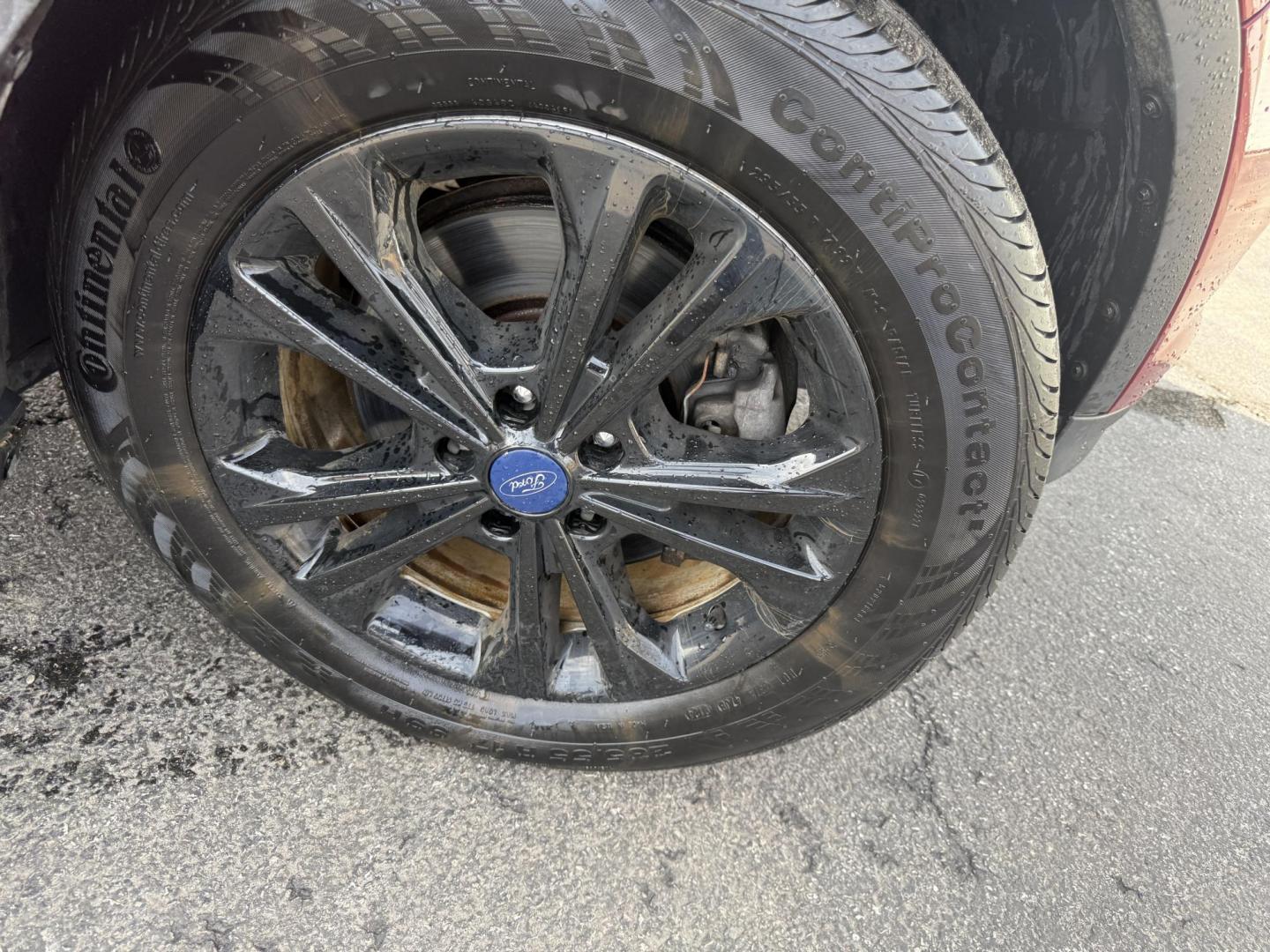 2018 Red /Black Ford Escape SE 4WD (1FMCU9GD5JU) with an 1.5L I4 DOHC 16V TURBO engine, Automatic transmission, located at 547 E. Main St., Orwell, OH, 44076, (440) 437-5893, 41.535435, -80.847855 - This 2018 Ford Escape SE 4WD is ready to roll with style, efficiency, and all the modern must-haves – your perfect everyday adventure machine! Powered by a peppy 1.5L I4 Turbocharged EcoBoost engine delivering smooth, responsive power through a slick 6-speed automatic transmission and confident 4 - Photo#5