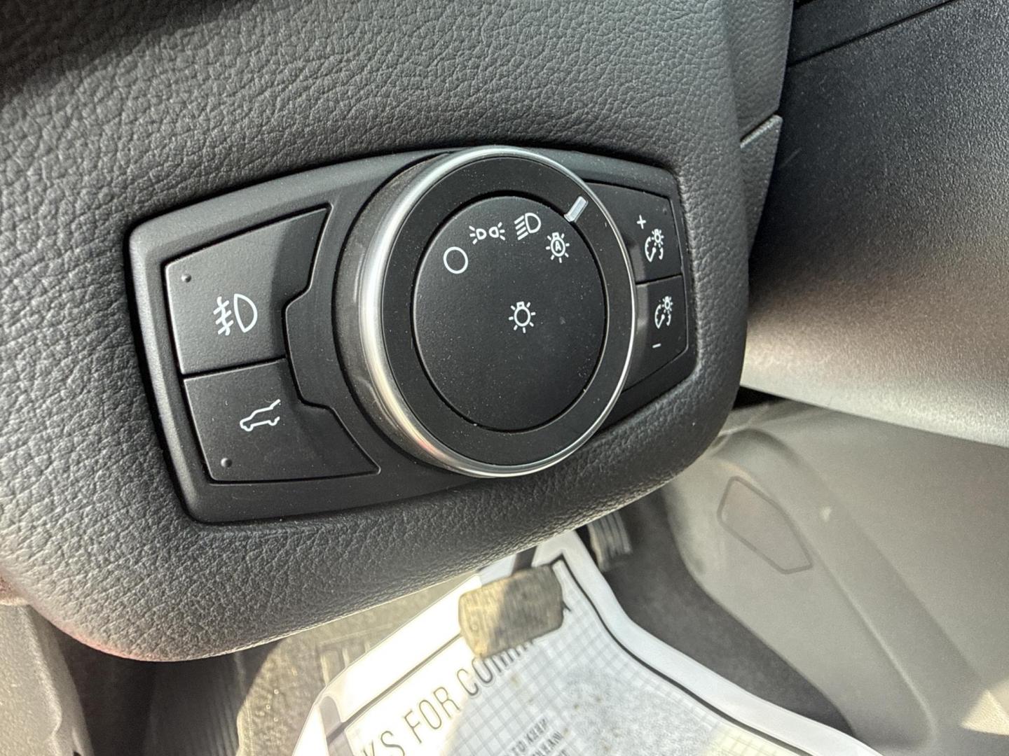 2018 Red /Black Ford Escape SE 4WD (1FMCU9GD5JU) with an 1.5L I4 DOHC 16V TURBO engine, Automatic transmission, located at 547 E. Main St., Orwell, OH, 44076, (440) 437-5893, 41.535435, -80.847855 - This 2018 Ford Escape SE 4WD is ready to roll with style, efficiency, and all the modern must-haves – your perfect everyday adventure machine! Powered by a peppy 1.5L I4 Turbocharged EcoBoost engine delivering smooth, responsive power through a slick 6-speed automatic transmission and confident 4 - Photo#10