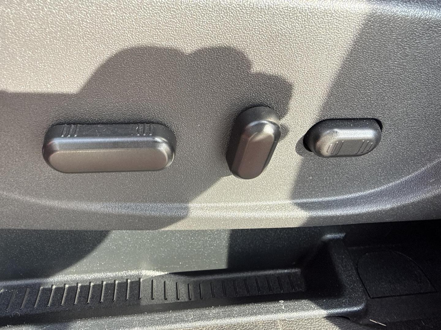 2018 Red /Black Ford Escape SE 4WD (1FMCU9GD5JU) with an 1.5L I4 DOHC 16V TURBO engine, Automatic transmission, located at 547 E. Main St., Orwell, OH, 44076, (440) 437-5893, 41.535435, -80.847855 - This 2018 Ford Escape SE 4WD is ready to roll with style, efficiency, and all the modern must-haves – your perfect everyday adventure machine! Powered by a peppy 1.5L I4 Turbocharged EcoBoost engine delivering smooth, responsive power through a slick 6-speed automatic transmission and confident 4 - Photo#11