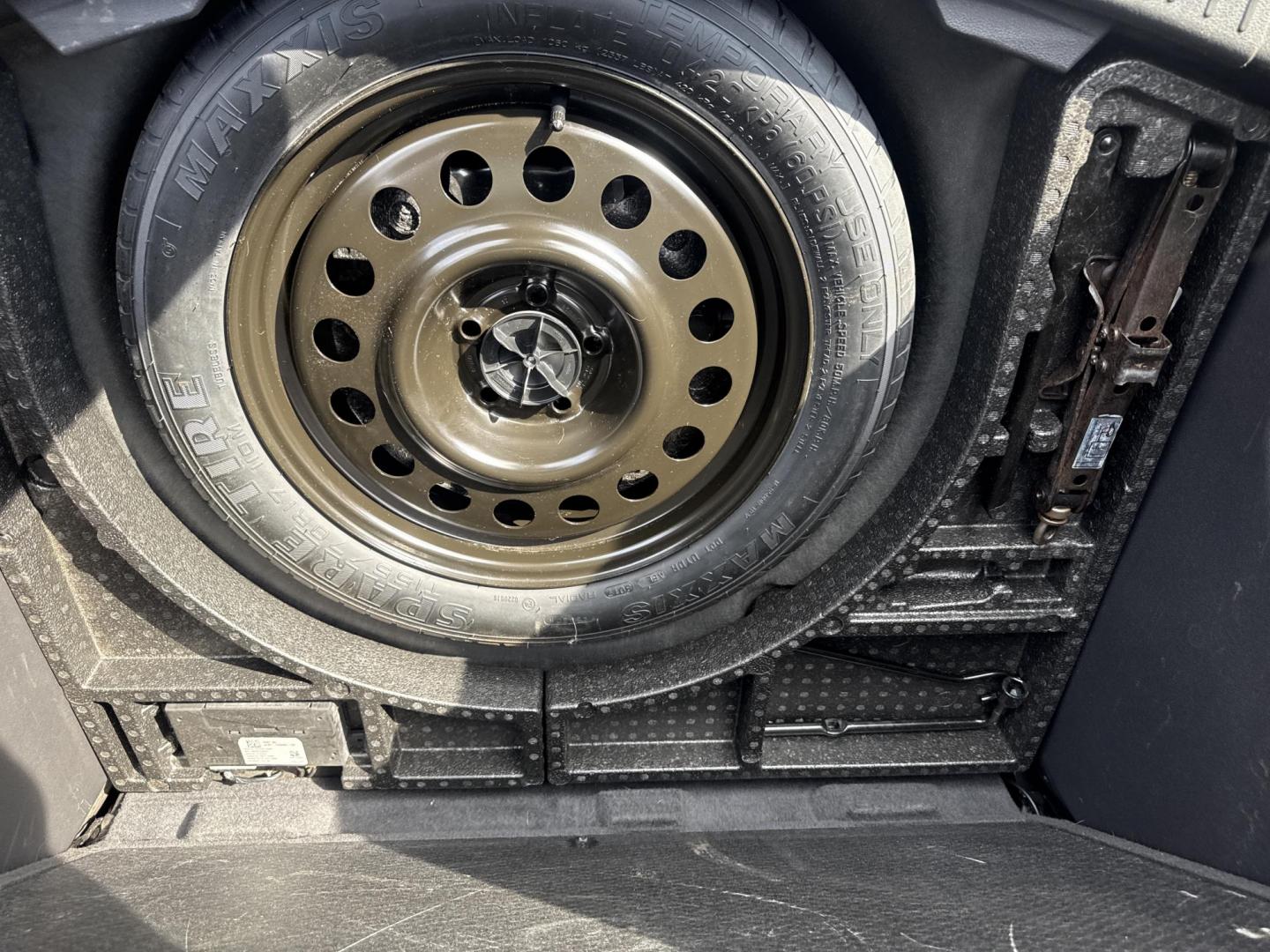 2018 Red /Black Ford Escape SE 4WD (1FMCU9GD5JU) with an 1.5L I4 DOHC 16V TURBO engine, Automatic transmission, located at 547 E. Main St., Orwell, OH, 44076, (440) 437-5893, 41.535435, -80.847855 - This 2018 Ford Escape SE 4WD is ready to roll with style, efficiency, and all the modern must-haves – your perfect everyday adventure machine! Powered by a peppy 1.5L I4 Turbocharged EcoBoost engine delivering smooth, responsive power through a slick 6-speed automatic transmission and confident 4 - Photo#22