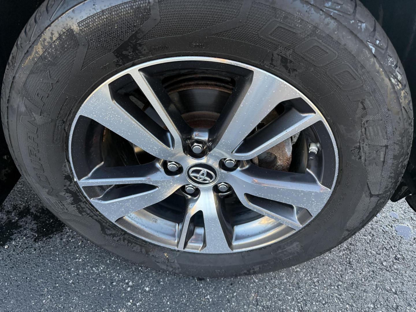 2017 White /Black Toyota RAV4 XLE AWD (JTMRFREV9HJ) with an 2.5LI4 DOHC 16V engine, 6A transmission, located at 11115 Chardon Rd. , Chardon, OH, 44024, (440) 214-9705, 41.580246, -81.241943 - 2017 Toyota RAV4 XLE AWD – Efficient, Smart, and Ready for Adventure Take on any journey with confidence in this 2017 Toyota RAV4 XLE AWD. Powered by a fuel-efficient 2.5L I4 engine and 6-speed automatic transmission, this SUV delivers 28 MPG on the highway, while Sport and ECO modes let you ta - Photo#4