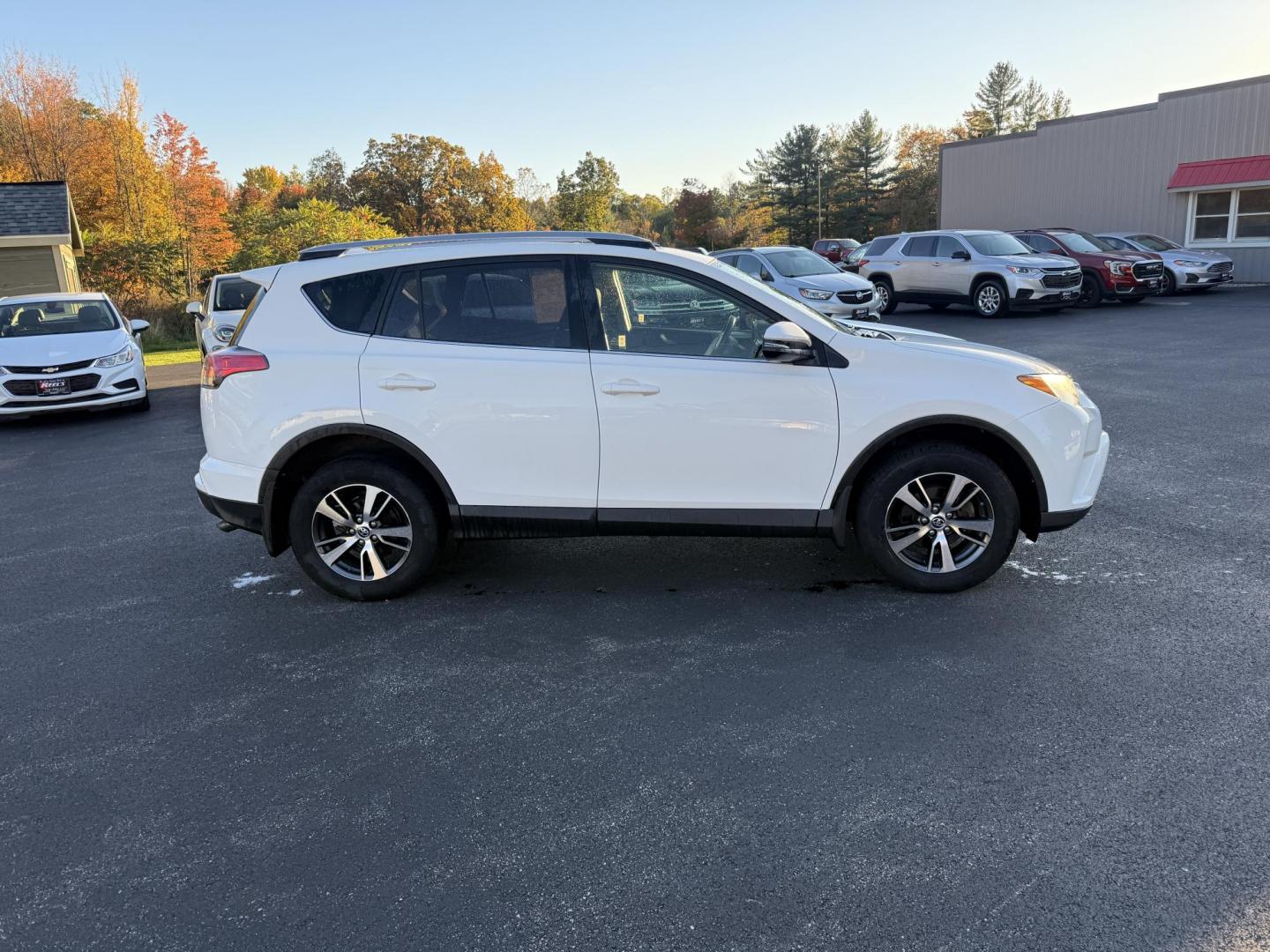 2017 White /Black Toyota RAV4 XLE AWD (JTMRFREV9HJ) with an 2.5LI4 DOHC 16V engine, 6A transmission, located at 11115 Chardon Rd. , Chardon, OH, 44024, (440) 214-9705, 41.580246, -81.241943 - 2017 Toyota RAV4 XLE AWD – Efficient, Smart, and Ready for Adventure Take on any journey with confidence in this 2017 Toyota RAV4 XLE AWD. Powered by a fuel-efficient 2.5L I4 engine and 6-speed automatic transmission, this SUV delivers 28 MPG on the highway, while Sport and ECO modes let you ta - Photo#5