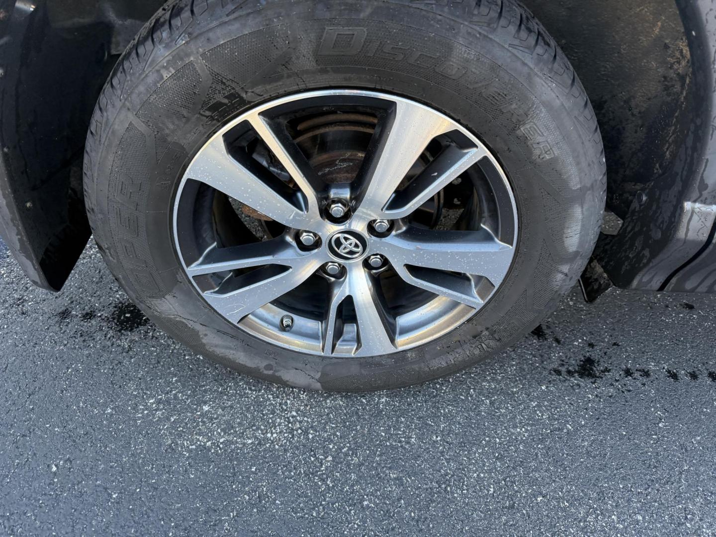 2017 White /Black Toyota RAV4 XLE AWD (JTMRFREV9HJ) with an 2.5LI4 DOHC 16V engine, 6A transmission, located at 11115 Chardon Rd. , Chardon, OH, 44024, (440) 214-9705, 41.580246, -81.241943 - 2017 Toyota RAV4 XLE AWD – Efficient, Smart, and Ready for Adventure Take on any journey with confidence in this 2017 Toyota RAV4 XLE AWD. Powered by a fuel-efficient 2.5L I4 engine and 6-speed automatic transmission, this SUV delivers 28 MPG on the highway, while Sport and ECO modes let you ta - Photo#6