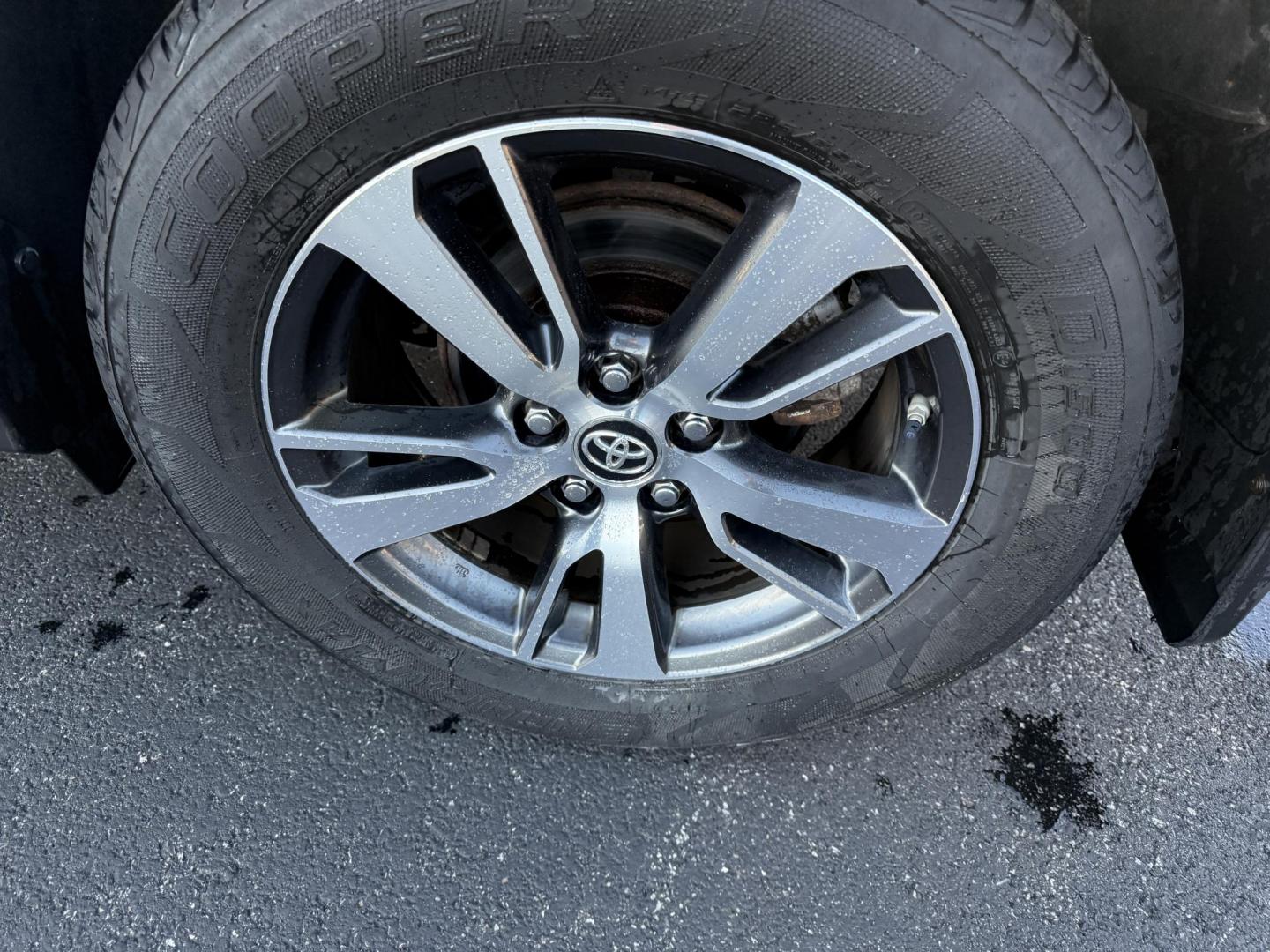 2017 White /Black Toyota RAV4 XLE AWD (JTMRFREV9HJ) with an 2.5LI4 DOHC 16V engine, 6A transmission, located at 11115 Chardon Rd. , Chardon, OH, 44024, (440) 214-9705, 41.580246, -81.241943 - 2017 Toyota RAV4 XLE AWD – Efficient, Smart, and Ready for Adventure Take on any journey with confidence in this 2017 Toyota RAV4 XLE AWD. Powered by a fuel-efficient 2.5L I4 engine and 6-speed automatic transmission, this SUV delivers 28 MPG on the highway, while Sport and ECO modes let you ta - Photo#11