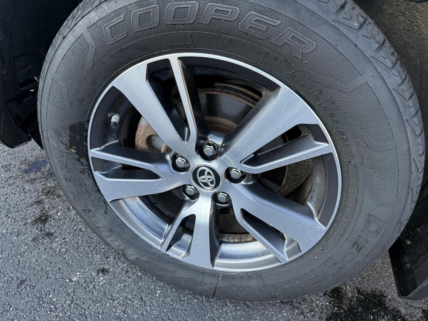 2017 White /Black Toyota RAV4 XLE AWD (JTMRFREV9HJ) with an 2.5LI4 DOHC 16V engine, 6A transmission, located at 11115 Chardon Rd. , Chardon, OH, 44024, (440) 214-9705, 41.580246, -81.241943 - 2017 Toyota RAV4 XLE AWD – Efficient, Smart, and Ready for Adventure Take on any journey with confidence in this 2017 Toyota RAV4 XLE AWD. Powered by a fuel-efficient 2.5L I4 engine and 6-speed automatic transmission, this SUV delivers 28 MPG on the highway, while Sport and ECO modes let you ta - Photo#13