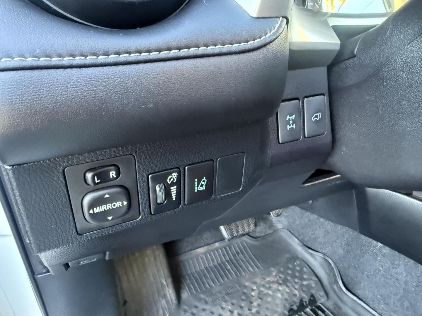 2017 White /Black Toyota RAV4 XLE AWD (JTMRFREV9HJ) with an 2.5LI4 DOHC 16V engine, 6A transmission, located at 11115 Chardon Rd. , Chardon, OH, 44024, (440) 214-9705, 41.580246, -81.241943 - 2017 Toyota RAV4 XLE AWD – Efficient, Smart, and Ready for Adventure Take on any journey with confidence in this 2017 Toyota RAV4 XLE AWD. Powered by a fuel-efficient 2.5L I4 engine and 6-speed automatic transmission, this SUV delivers 28 MPG on the highway, while Sport and ECO modes let you ta - Photo#18