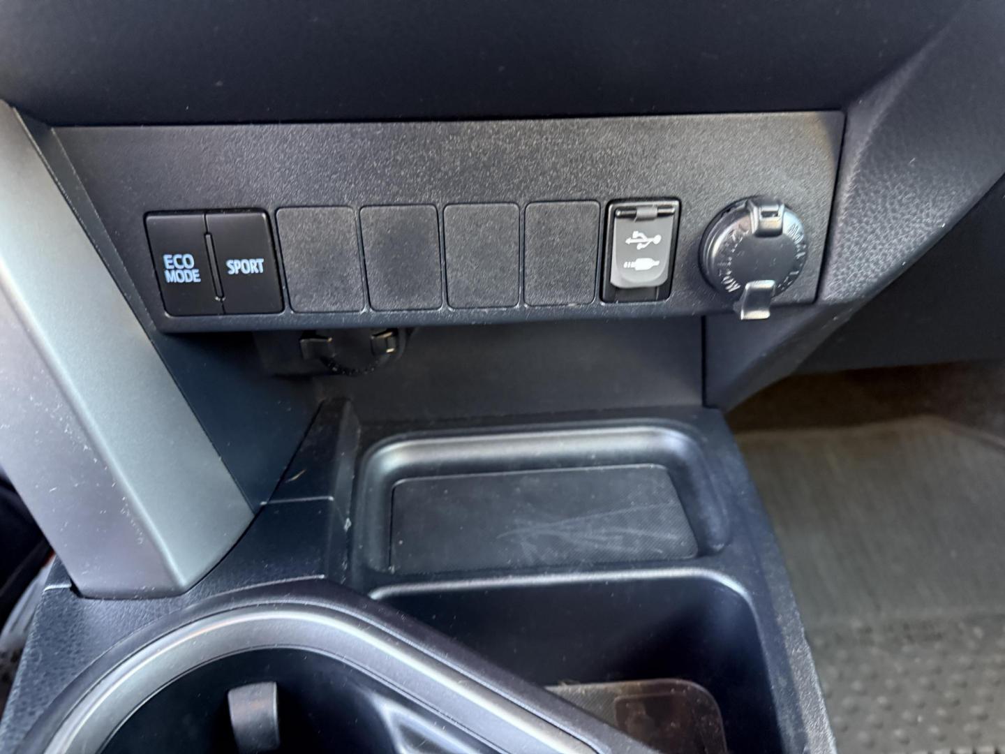 2017 White /Black Toyota RAV4 XLE AWD (JTMRFREV9HJ) with an 2.5LI4 DOHC 16V engine, 6A transmission, located at 11115 Chardon Rd. , Chardon, OH, 44024, (440) 214-9705, 41.580246, -81.241943 - 2017 Toyota RAV4 XLE AWD – Efficient, Smart, and Ready for Adventure Take on any journey with confidence in this 2017 Toyota RAV4 XLE AWD. Powered by a fuel-efficient 2.5L I4 engine and 6-speed automatic transmission, this SUV delivers 28 MPG on the highway, while Sport and ECO modes let you ta - Photo#29