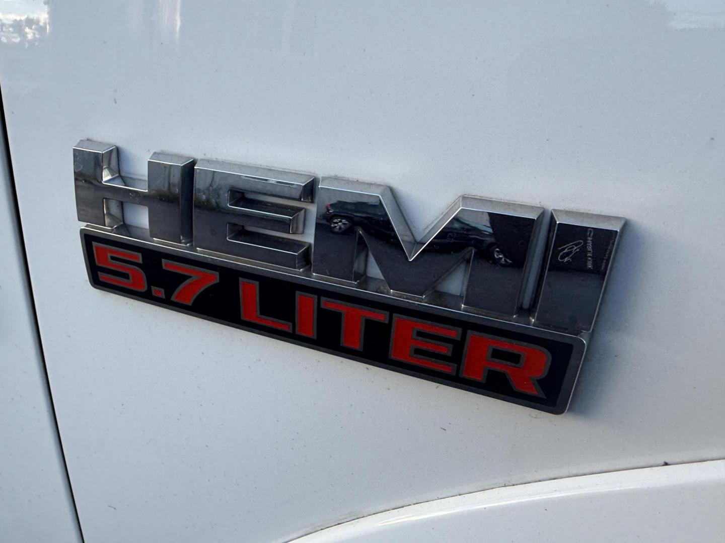 2017 White /Black RAM 1500 Limited Crew Cab SWB 4WD (1C6RR7PT4HS) with an 5.7L V8 OHV 16V engine, 8A transmission, located at 11115 Chardon Rd. , Chardon, OH, 44024, (440) 214-9705, 41.580246, -81.241943 - 2017 Ram 1500 Crew Cab Limited 4WD – Luxury and Power Combined Experience top-tier performance and comfort in this 2017 Ram 1500 Crew Cab Limited 4WD. Powered by a legendary 5.7L HEMI V8 engine with 395 HP and 410 lb-ft of torque, this truck offers an 8-speed automatic transmission, on-demand 4 - Photo#5