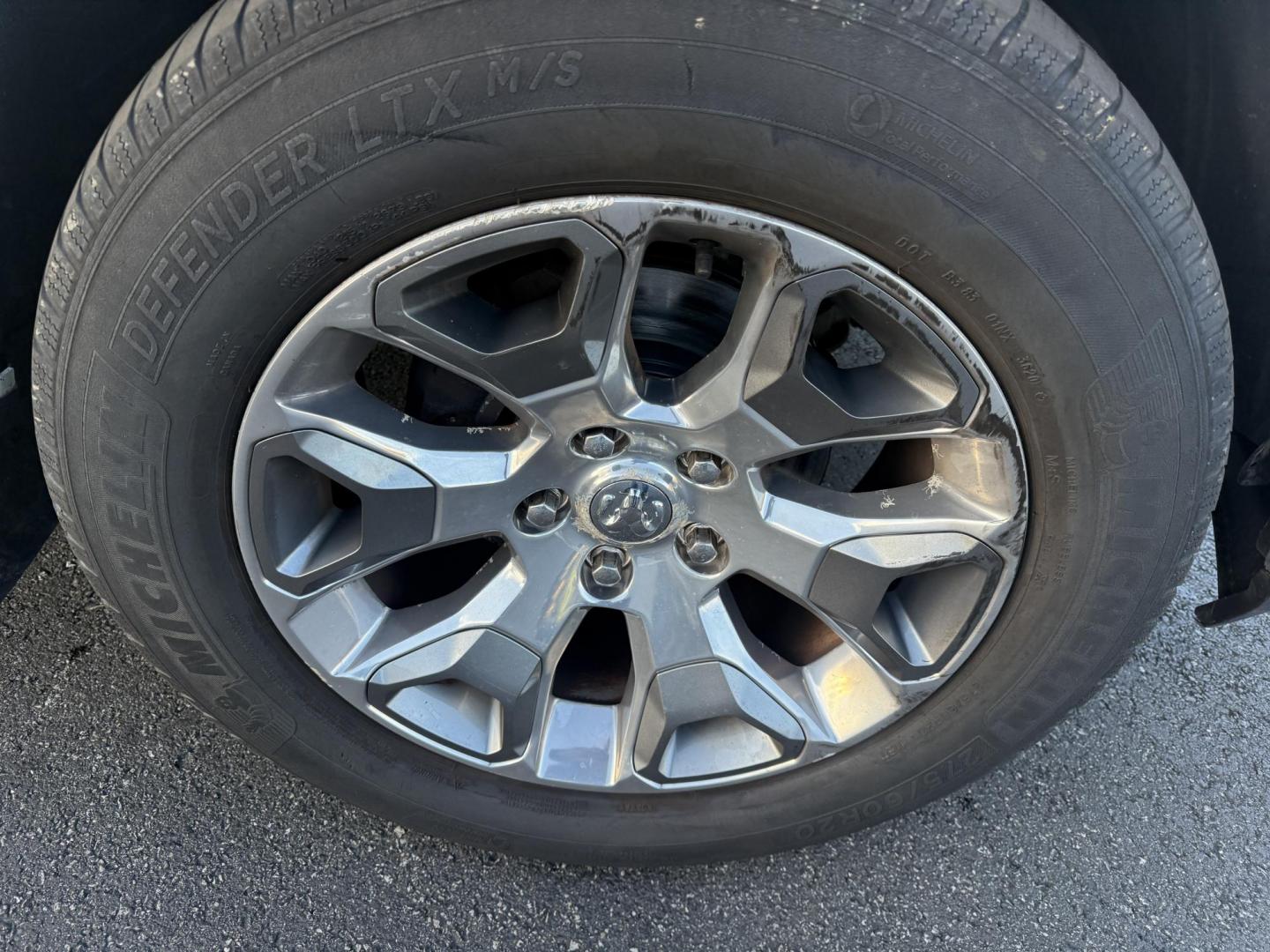 2017 White /Black RAM 1500 Limited Crew Cab SWB 4WD (1C6RR7PT4HS) with an 5.7L V8 OHV 16V engine, 8A transmission, located at 11115 Chardon Rd. , Chardon, OH, 44024, (440) 214-9705, 41.580246, -81.241943 - 2017 Ram 1500 Crew Cab Limited 4WD – Luxury and Power Combined Experience top-tier performance and comfort in this 2017 Ram 1500 Crew Cab Limited 4WD. Powered by a legendary 5.7L HEMI V8 engine with 395 HP and 410 lb-ft of torque, this truck offers an 8-speed automatic transmission, on-demand 4 - Photo#4