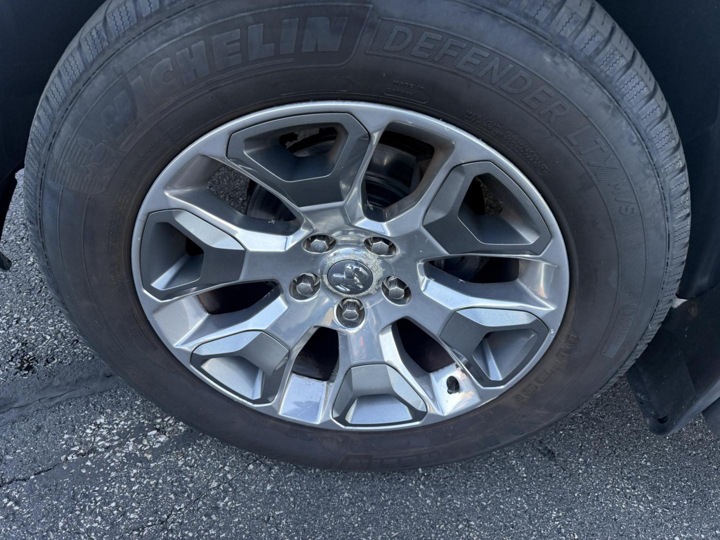 2017 White /Black RAM 1500 Limited Crew Cab SWB 4WD (1C6RR7PT4HS) with an 5.7L V8 OHV 16V engine, 8A transmission, located at 11115 Chardon Rd. , Chardon, OH, 44024, (440) 214-9705, 41.580246, -81.241943 - 2017 Ram 1500 Crew Cab Limited 4WD – Luxury and Power Combined Experience top-tier performance and comfort in this 2017 Ram 1500 Crew Cab Limited 4WD. Powered by a legendary 5.7L HEMI V8 engine with 395 HP and 410 lb-ft of torque, this truck offers an 8-speed automatic transmission, on-demand 4 - Photo#17