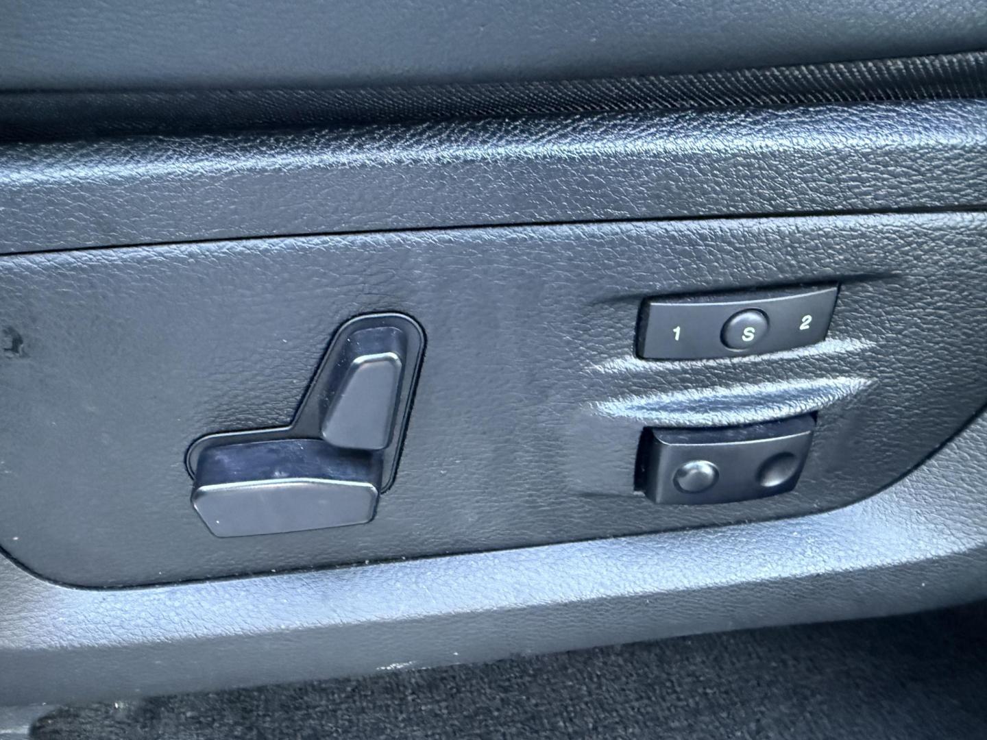 2017 White /Black RAM 1500 Limited Crew Cab SWB 4WD (1C6RR7PT4HS) with an 5.7L V8 OHV 16V engine, 8A transmission, located at 11115 Chardon Rd. , Chardon, OH, 44024, (440) 214-9705, 41.580246, -81.241943 - 2017 Ram 1500 Crew Cab Limited 4WD – Luxury and Power Combined Experience top-tier performance and comfort in this 2017 Ram 1500 Crew Cab Limited 4WD. Powered by a legendary 5.7L HEMI V8 engine with 395 HP and 410 lb-ft of torque, this truck offers an 8-speed automatic transmission, on-demand 4 - Photo#22