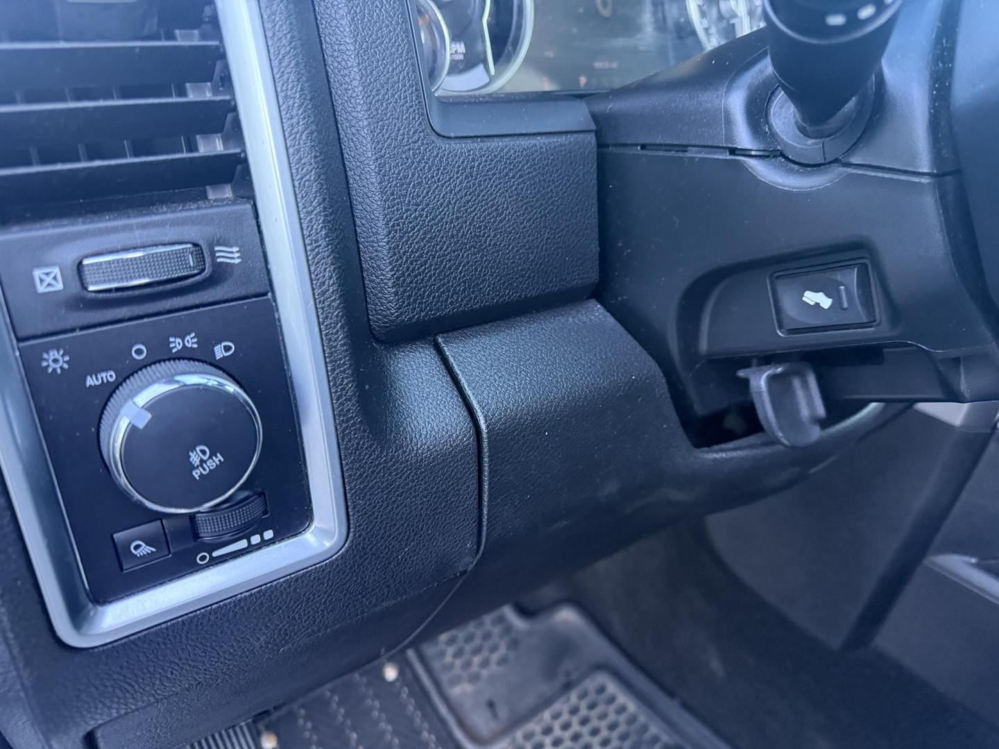 2017 White /Black RAM 1500 Limited Crew Cab SWB 4WD (1C6RR7PT4HS) with an 5.7L V8 OHV 16V engine, 8A transmission, located at 11115 Chardon Rd. , Chardon, OH, 44024, (440) 214-9705, 41.580246, -81.241943 - 2017 Ram 1500 Crew Cab Limited 4WD – Luxury and Power Combined Experience top-tier performance and comfort in this 2017 Ram 1500 Crew Cab Limited 4WD. Powered by a legendary 5.7L HEMI V8 engine with 395 HP and 410 lb-ft of torque, this truck offers an 8-speed automatic transmission, on-demand 4 - Photo#25