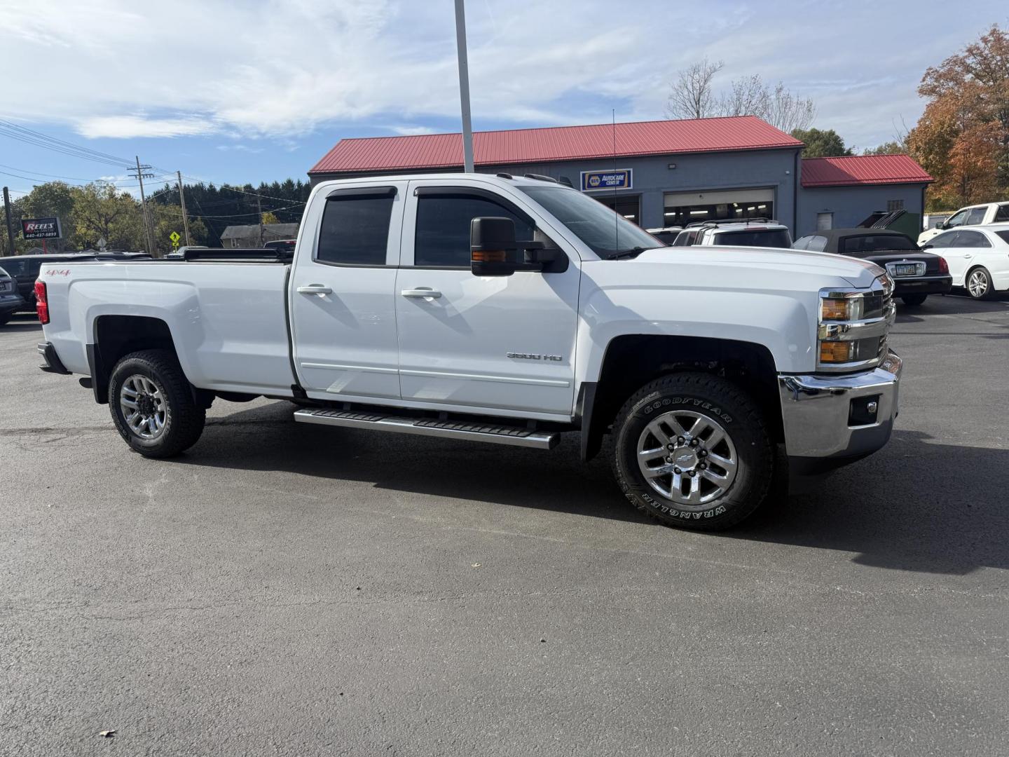 2017 White /Black Chevrolet Silverado 3500HD LT Double Cab Long Box 4WD (1GC2KZEG4HZ) with an 6.0L V8 OHV 16V FFV engine, 6A transmission, located at 547 E. Main St., Orwell, OH, 44076, (440) 437-5893, 41.535435, -80.847855 - Built to Haul, Loaded with Comfort – 2017 Silverado 3500 HD LT Double Cab Get the job done with confidence in this 2017 Chevrolet Silverado 3500 HD LT Double Cab Long Bed 4WD. Powered by a robust 6.0L Vortec V8 engine and a 6-speed automatic transmission with 4.10 gearing, this truck boasts a mas - Photo#3