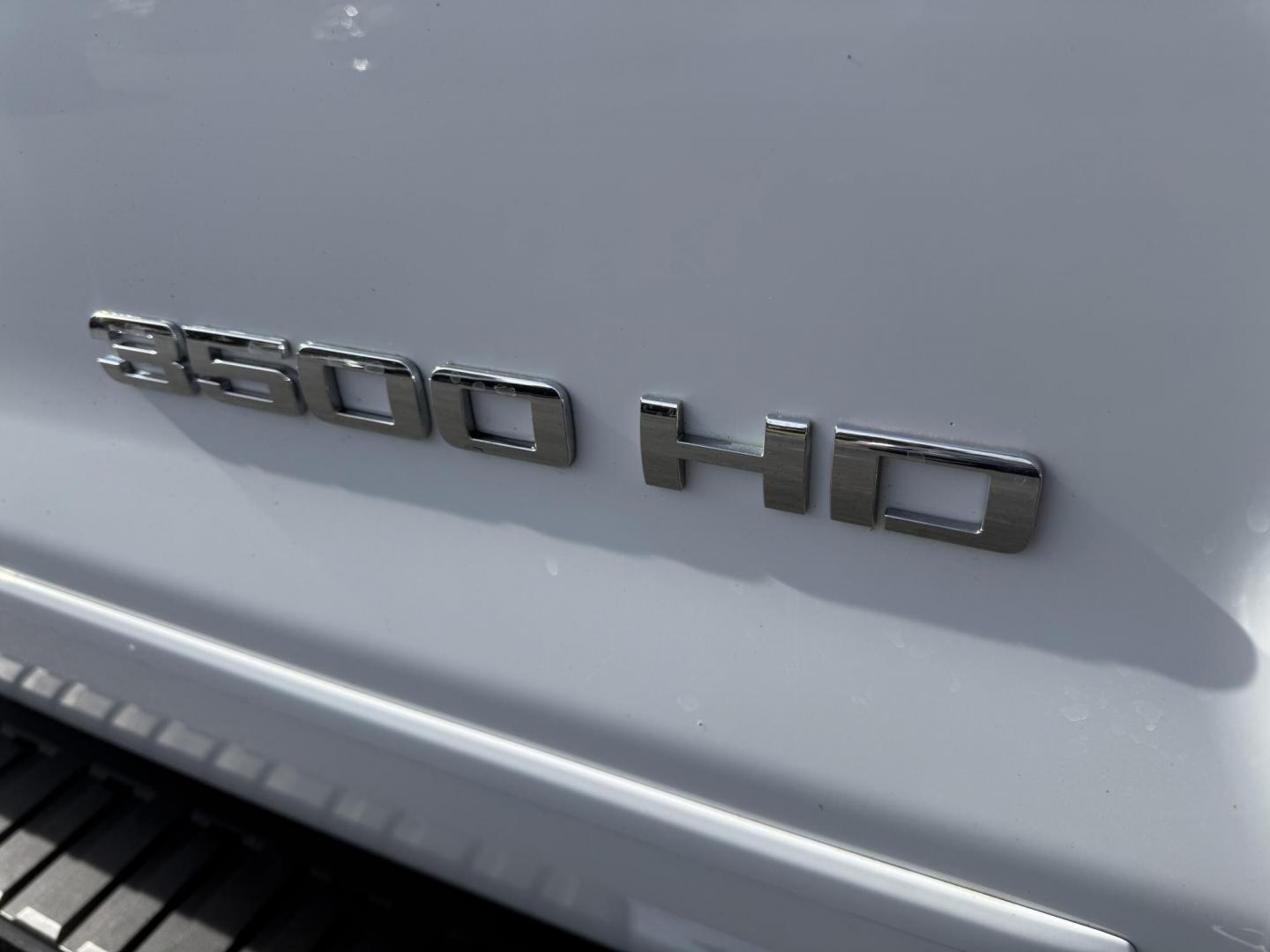 2017 White /Black Chevrolet Silverado 3500HD LT Double Cab Long Box 4WD (1GC2KZEG4HZ) with an 6.0L V8 OHV 16V FFV engine, 6A transmission, located at 547 E. Main St., Orwell, OH, 44076, (440) 437-5893, 41.535435, -80.847855 - Built to Haul, Loaded with Comfort – 2017 Silverado 3500 HD LT Double Cab Get the job done with confidence in this 2017 Chevrolet Silverado 3500 HD LT Double Cab Long Bed 4WD. Powered by a robust 6.0L Vortec V8 engine and a 6-speed automatic transmission with 4.10 gearing, this truck boasts a mas - Photo#5