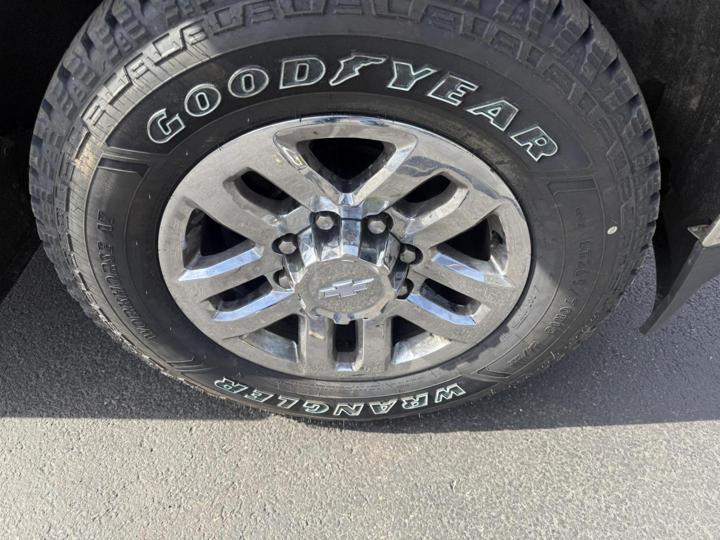 2017 White /Black Chevrolet Silverado 3500HD LT Double Cab Long Box 4WD (1GC2KZEG4HZ) with an 6.0L V8 OHV 16V FFV engine, 6A transmission, located at 547 E. Main St., Orwell, OH, 44076, (440) 437-5893, 41.535435, -80.847855 - Built to Haul, Loaded with Comfort – 2017 Silverado 3500 HD LT Double Cab Get the job done with confidence in this 2017 Chevrolet Silverado 3500 HD LT Double Cab Long Bed 4WD. Powered by a robust 6.0L Vortec V8 engine and a 6-speed automatic transmission with 4.10 gearing, this truck boasts a mas - Photo#4