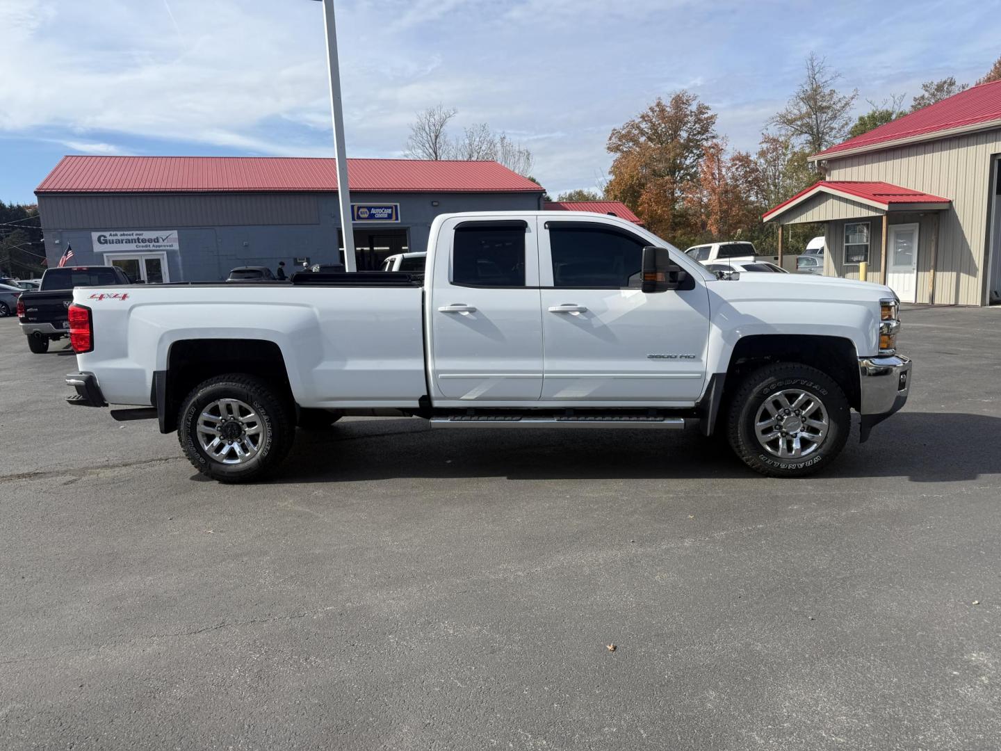 2017 White /Black Chevrolet Silverado 3500HD LT Double Cab Long Box 4WD (1GC2KZEG4HZ) with an 6.0L V8 OHV 16V FFV engine, 6A transmission, located at 547 E. Main St., Orwell, OH, 44076, (440) 437-5893, 41.535435, -80.847855 - Built to Haul, Loaded with Comfort – 2017 Silverado 3500 HD LT Double Cab Get the job done with confidence in this 2017 Chevrolet Silverado 3500 HD LT Double Cab Long Bed 4WD. Powered by a robust 6.0L Vortec V8 engine and a 6-speed automatic transmission with 4.10 gearing, this truck boasts a mas - Photo#6