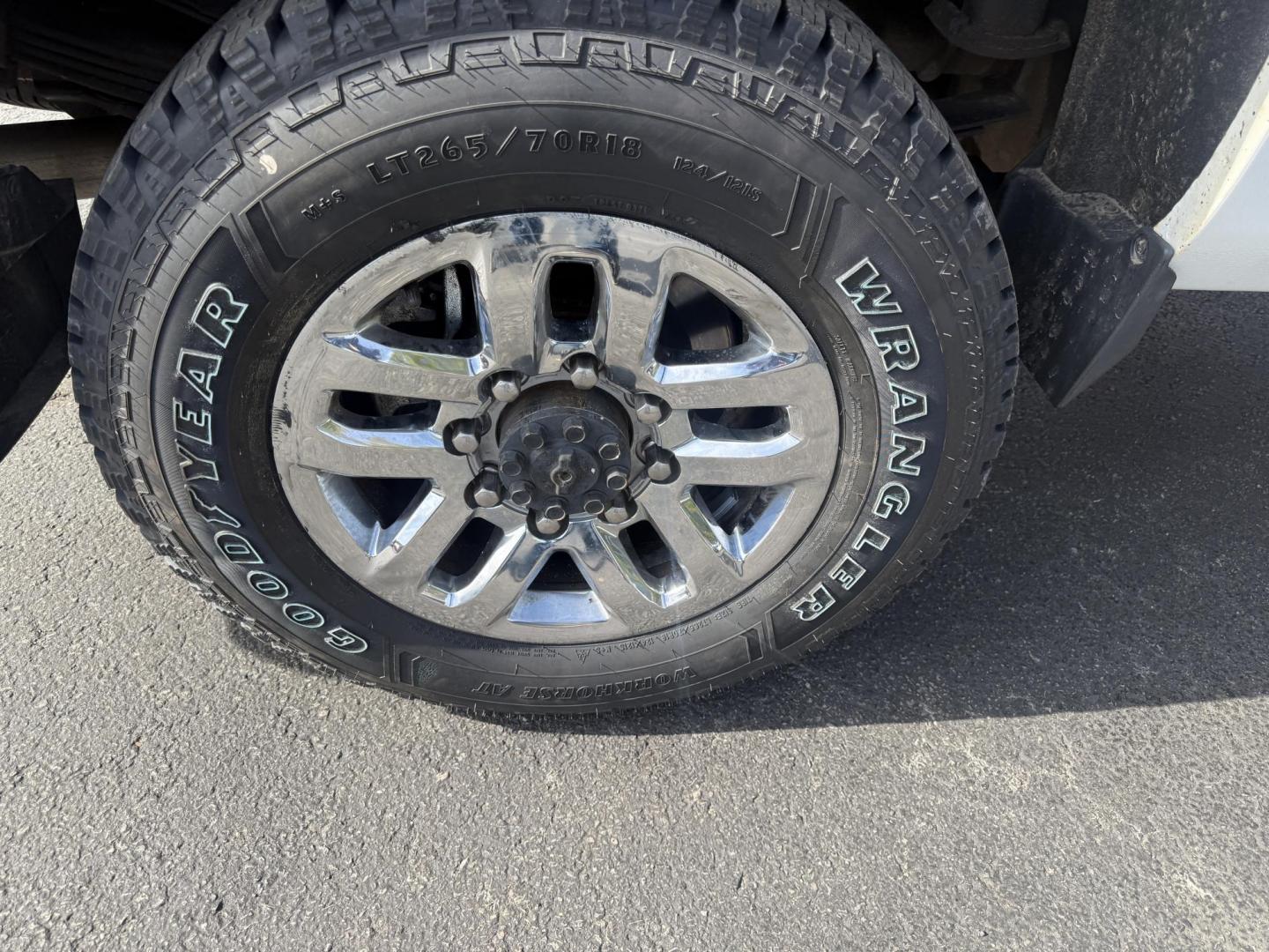 2017 White /Black Chevrolet Silverado 3500HD LT Double Cab Long Box 4WD (1GC2KZEG4HZ) with an 6.0L V8 OHV 16V FFV engine, 6A transmission, located at 547 E. Main St., Orwell, OH, 44076, (440) 437-5893, 41.535435, -80.847855 - Built to Haul, Loaded with Comfort – 2017 Silverado 3500 HD LT Double Cab Get the job done with confidence in this 2017 Chevrolet Silverado 3500 HD LT Double Cab Long Bed 4WD. Powered by a robust 6.0L Vortec V8 engine and a 6-speed automatic transmission with 4.10 gearing, this truck boasts a mas - Photo#7