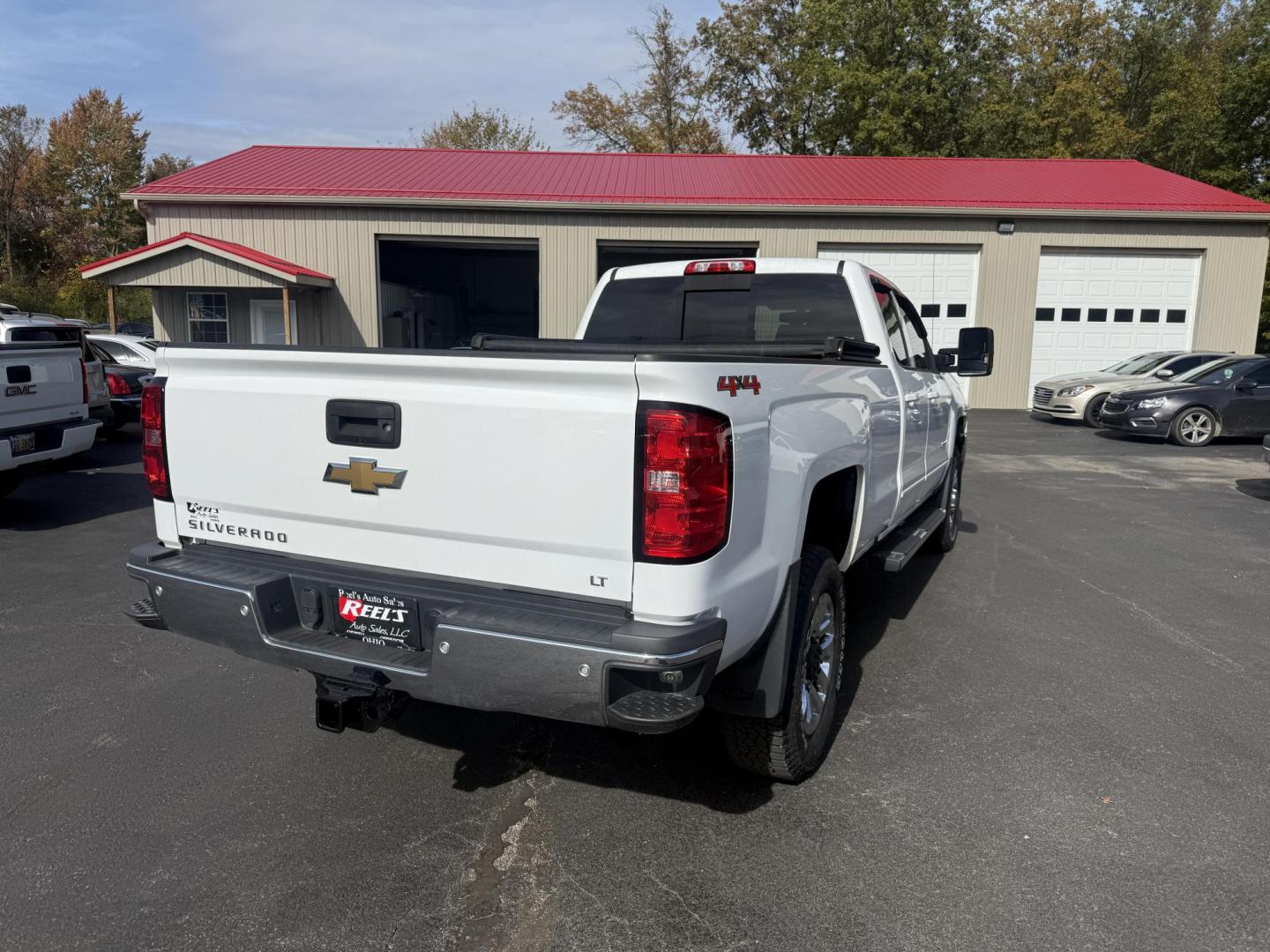 2017 White /Black Chevrolet Silverado 3500HD LT Double Cab Long Box 4WD (1GC2KZEG4HZ) with an 6.0L V8 OHV 16V FFV engine, 6A transmission, located at 547 E. Main St., Orwell, OH, 44076, (440) 437-5893, 41.535435, -80.847855 - Built to Haul, Loaded with Comfort – 2017 Silverado 3500 HD LT Double Cab Get the job done with confidence in this 2017 Chevrolet Silverado 3500 HD LT Double Cab Long Bed 4WD. Powered by a robust 6.0L Vortec V8 engine and a 6-speed automatic transmission with 4.10 gearing, this truck boasts a mas - Photo#8