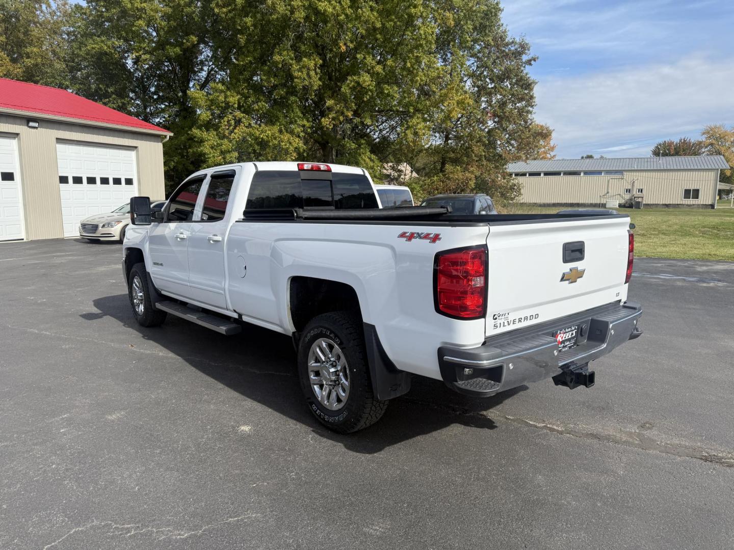 2017 White /Black Chevrolet Silverado 3500HD LT Double Cab Long Box 4WD (1GC2KZEG4HZ) with an 6.0L V8 OHV 16V FFV engine, 6A transmission, located at 547 E. Main St., Orwell, OH, 44076, (440) 437-5893, 41.535435, -80.847855 - Built to Haul, Loaded with Comfort – 2017 Silverado 3500 HD LT Double Cab Get the job done with confidence in this 2017 Chevrolet Silverado 3500 HD LT Double Cab Long Bed 4WD. Powered by a robust 6.0L Vortec V8 engine and a 6-speed automatic transmission with 4.10 gearing, this truck boasts a mas - Photo#11