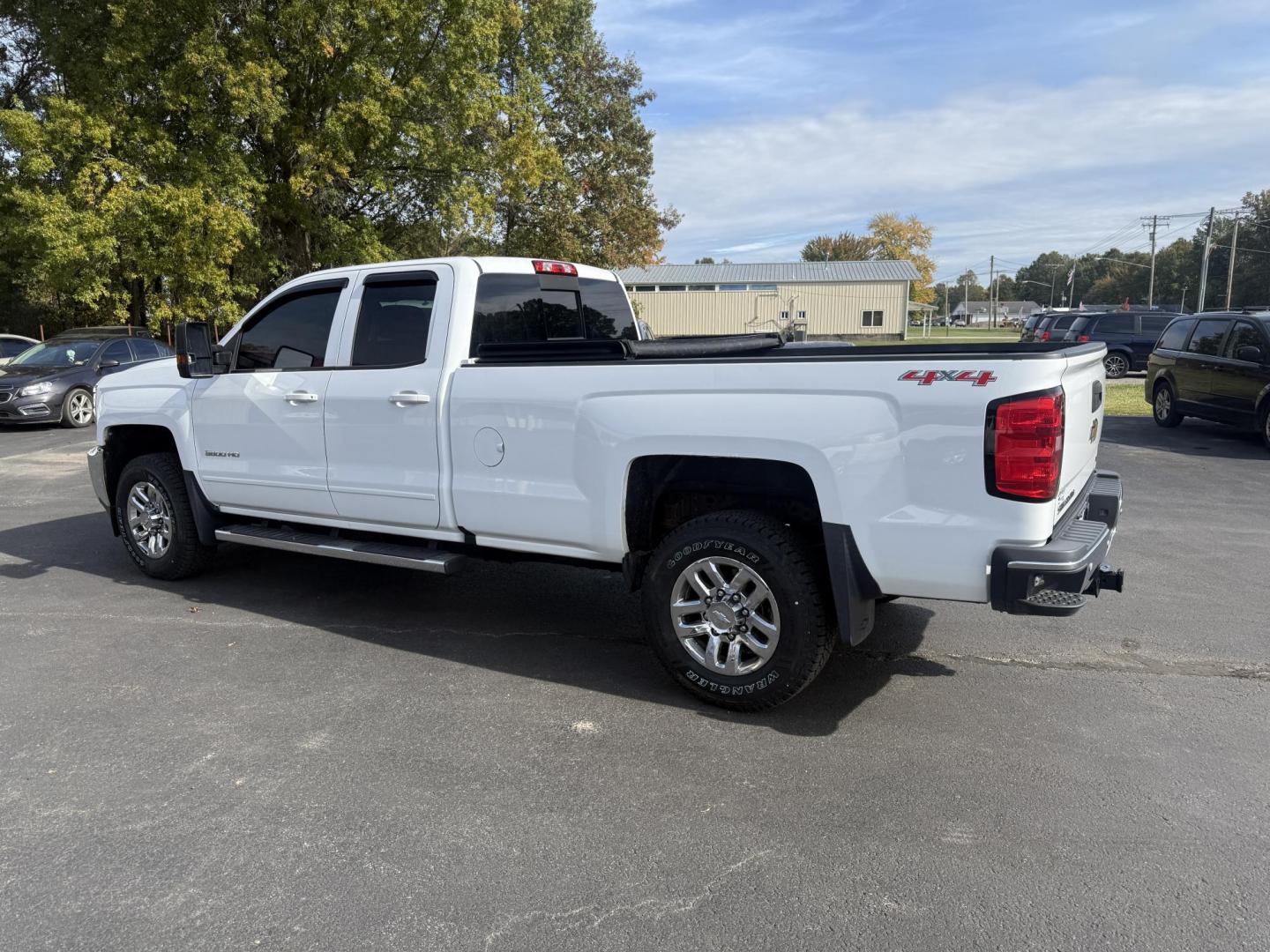 2017 White /Black Chevrolet Silverado 3500HD LT Double Cab Long Box 4WD (1GC2KZEG4HZ) with an 6.0L V8 OHV 16V FFV engine, 6A transmission, located at 547 E. Main St., Orwell, OH, 44076, (440) 437-5893, 41.535435, -80.847855 - Built to Haul, Loaded with Comfort – 2017 Silverado 3500 HD LT Double Cab Get the job done with confidence in this 2017 Chevrolet Silverado 3500 HD LT Double Cab Long Bed 4WD. Powered by a robust 6.0L Vortec V8 engine and a 6-speed automatic transmission with 4.10 gearing, this truck boasts a mas - Photo#12