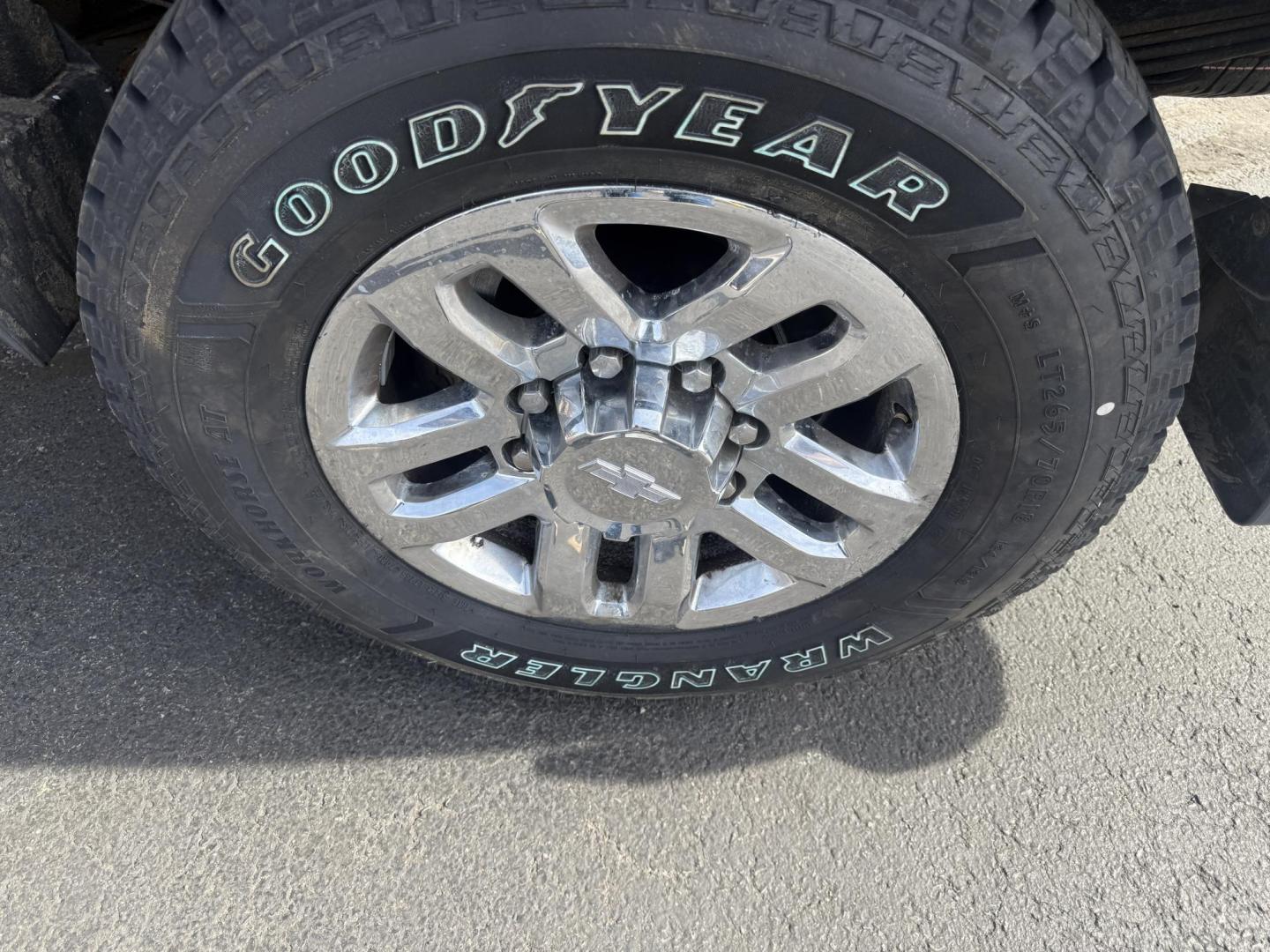 2017 White /Black Chevrolet Silverado 3500HD LT Double Cab Long Box 4WD (1GC2KZEG4HZ) with an 6.0L V8 OHV 16V FFV engine, 6A transmission, located at 547 E. Main St., Orwell, OH, 44076, (440) 437-5893, 41.535435, -80.847855 - Built to Haul, Loaded with Comfort – 2017 Silverado 3500 HD LT Double Cab Get the job done with confidence in this 2017 Chevrolet Silverado 3500 HD LT Double Cab Long Bed 4WD. Powered by a robust 6.0L Vortec V8 engine and a 6-speed automatic transmission with 4.10 gearing, this truck boasts a mas - Photo#13