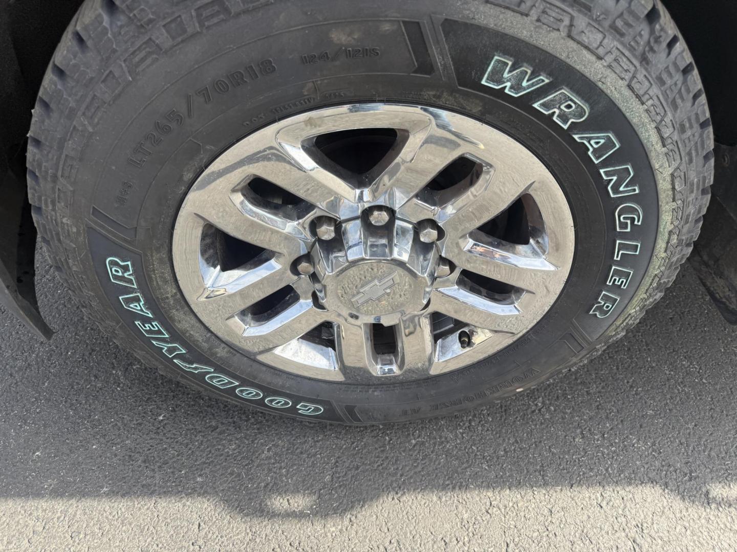 2017 White /Black Chevrolet Silverado 3500HD LT Double Cab Long Box 4WD (1GC2KZEG4HZ) with an 6.0L V8 OHV 16V FFV engine, 6A transmission, located at 547 E. Main St., Orwell, OH, 44076, (440) 437-5893, 41.535435, -80.847855 - Built to Haul, Loaded with Comfort – 2017 Silverado 3500 HD LT Double Cab Get the job done with confidence in this 2017 Chevrolet Silverado 3500 HD LT Double Cab Long Bed 4WD. Powered by a robust 6.0L Vortec V8 engine and a 6-speed automatic transmission with 4.10 gearing, this truck boasts a mas - Photo#15
