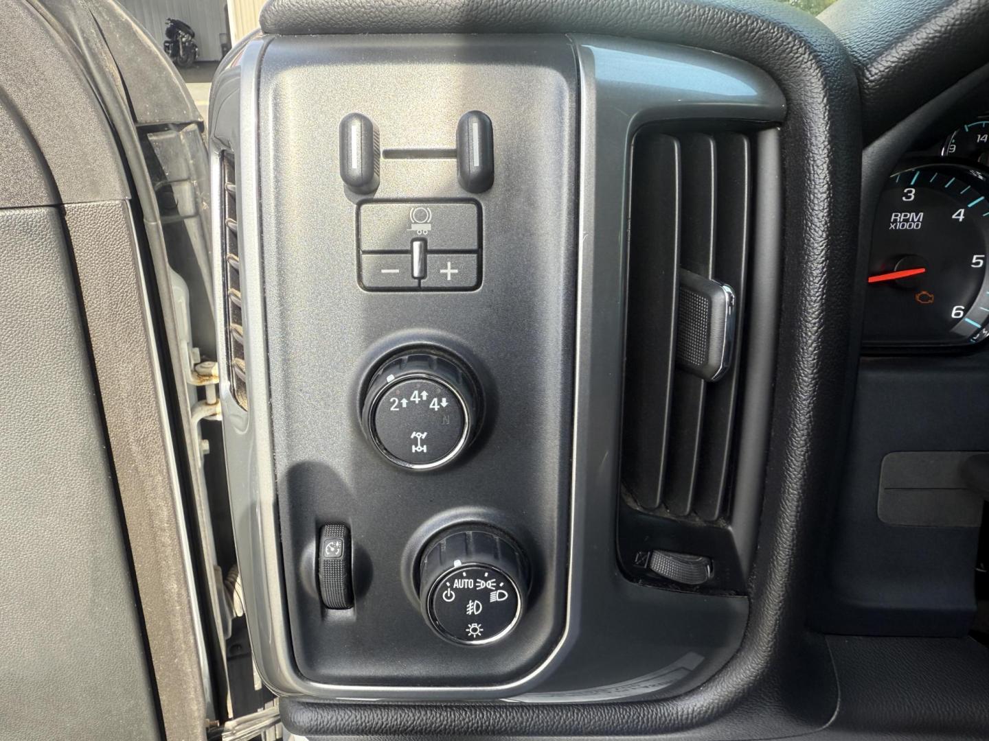 2017 White /Black Chevrolet Silverado 3500HD LT Double Cab Long Box 4WD (1GC2KZEG4HZ) with an 6.0L V8 OHV 16V FFV engine, 6A transmission, located at 547 E. Main St., Orwell, OH, 44076, (440) 437-5893, 41.535435, -80.847855 - Built to Haul, Loaded with Comfort – 2017 Silverado 3500 HD LT Double Cab Get the job done with confidence in this 2017 Chevrolet Silverado 3500 HD LT Double Cab Long Bed 4WD. Powered by a robust 6.0L Vortec V8 engine and a 6-speed automatic transmission with 4.10 gearing, this truck boasts a mas - Photo#21