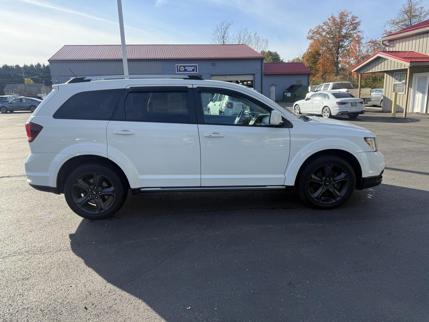2018 White /Black Dodge Journey Crossroad AWD (3C4PDDGG1JT) with an 3.6L V6 DOHC 24V engine, 6A transmission, located at 547 E. Main St., Orwell, OH, 44076, (440) 437-5893, 41.535435, -80.847855 - Adventure-Ready and Family-Focused – 2018 Dodge Journey Crossroad AWD Embrace every journey with confidence in this 2018 Dodge Journey Crossroad AWD. Powered by the reliable 3.6L Pentastar V6 engine and a smooth 6-speed automatic transmission, this SUV delivers spirited performance while achiev - Photo#5