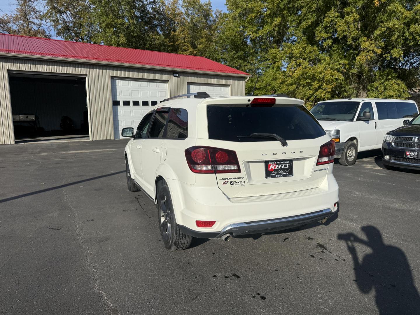 2018 White /Black Dodge Journey Crossroad AWD (3C4PDDGG1JT) with an 3.6L V6 DOHC 24V engine, 6A transmission, located at 547 E. Main St., Orwell, OH, 44076, (440) 437-5893, 41.535435, -80.847855 - Adventure-Ready and Family-Focused – 2018 Dodge Journey Crossroad AWD Embrace every journey with confidence in this 2018 Dodge Journey Crossroad AWD. Powered by the reliable 3.6L Pentastar V6 engine and a smooth 6-speed automatic transmission, this SUV delivers spirited performance while achiev - Photo#9