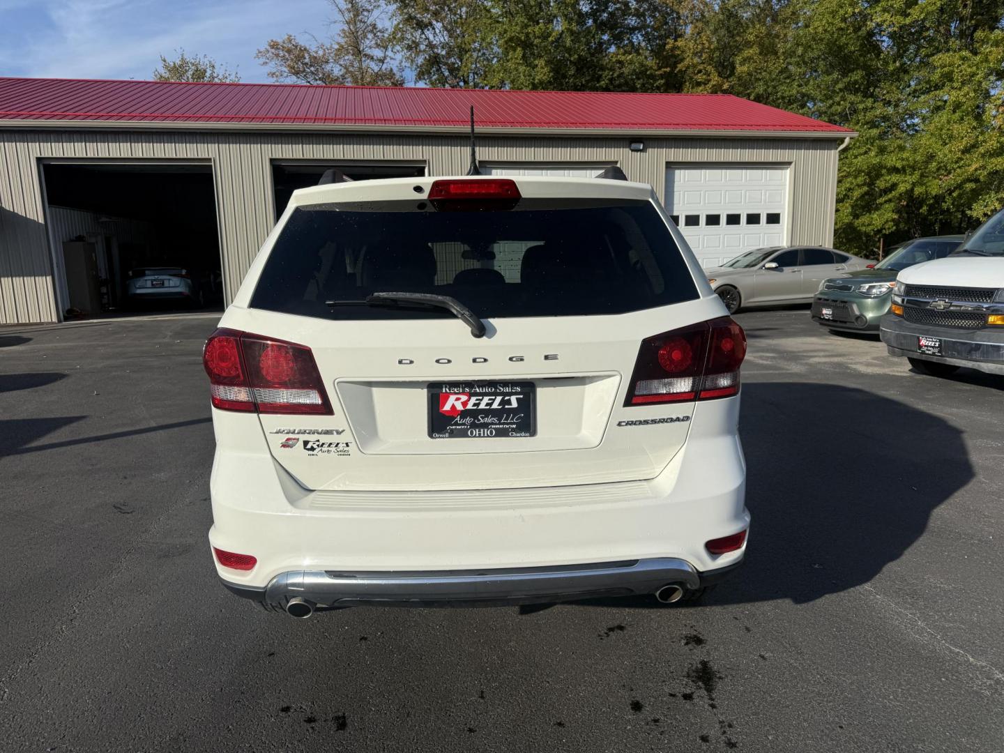2018 White /Black Dodge Journey Crossroad AWD (3C4PDDGG1JT) with an 3.6L V6 DOHC 24V engine, 6A transmission, located at 547 E. Main St., Orwell, OH, 44076, (440) 437-5893, 41.535435, -80.847855 - Adventure-Ready and Family-Focused – 2018 Dodge Journey Crossroad AWD Embrace every journey with confidence in this 2018 Dodge Journey Crossroad AWD. Powered by the reliable 3.6L Pentastar V6 engine and a smooth 6-speed automatic transmission, this SUV delivers spirited performance while achiev - Photo#8