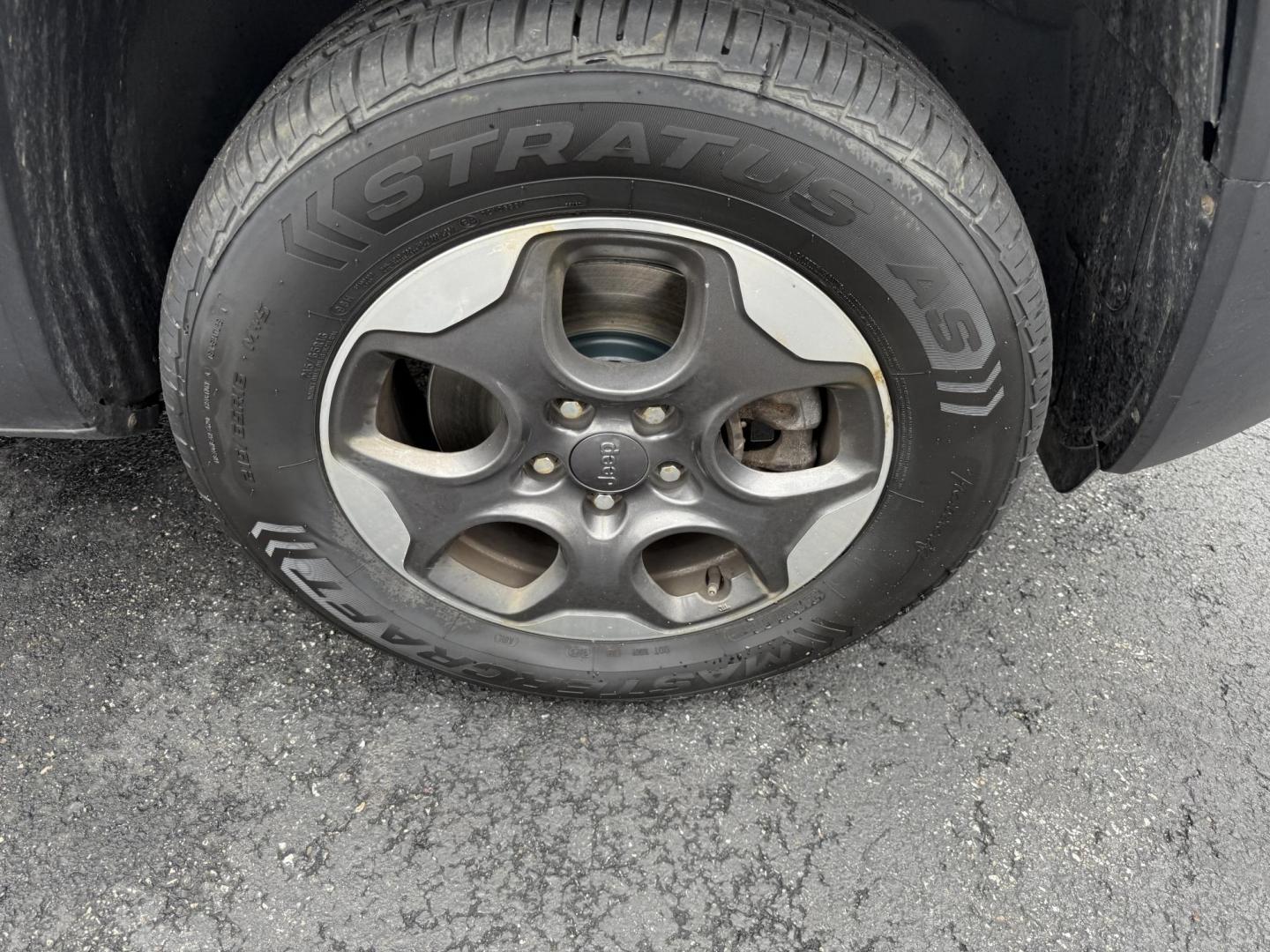 2015 Silver /Gray Jeep Renegade Latitude 4X4 (ZACCJBBH0FP) with an 1.4L I4 DOHC 16V TURBO engine, 6 Speed Manual transmission, located at 11115 Chardon Rd. , Chardon, OH, 44024, (440) 214-9705, 41.580246, -81.241943 - BRAND NEW CLUTH – 2015 Jeep Renegade Latitude 4WD – Adventure-Ready, Efficient, and Packed with Features Embrace every adventure with this 2015 Jeep Renegade Latitude 4WD. Powered by a spirited 1.4L MultiAir Turbo engine and paired with a 6-speed manual transmission, this Renegade offers an e - Photo#4