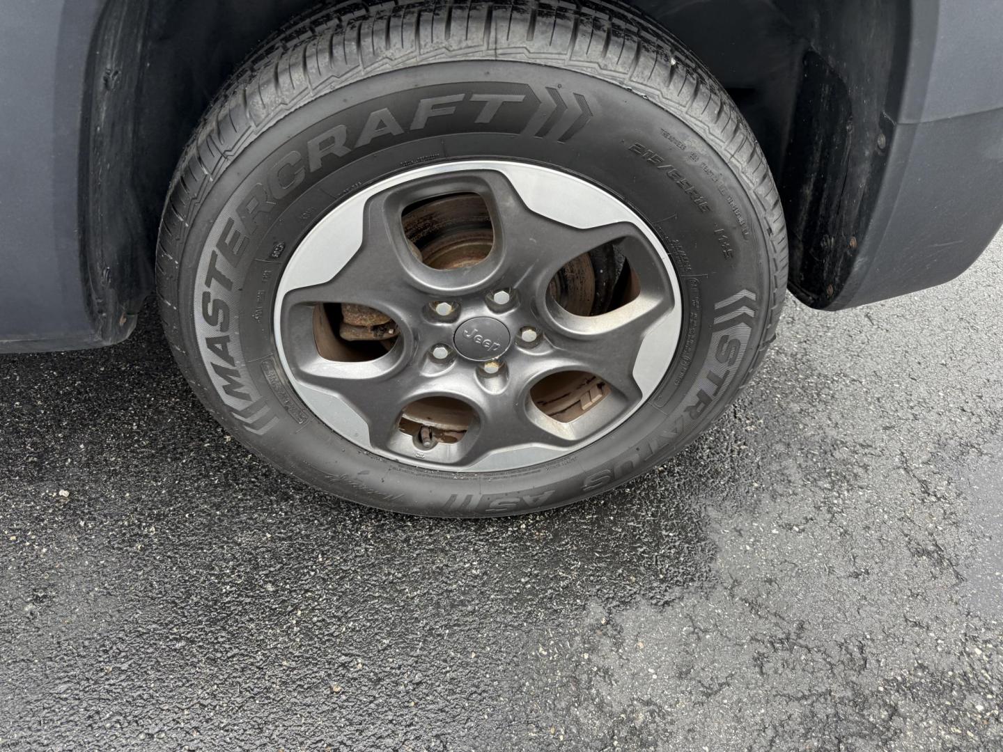 2015 Silver /Gray Jeep Renegade Latitude 4X4 (ZACCJBBH0FP) with an 1.4L I4 DOHC 16V TURBO engine, 6 Speed Manual transmission, located at 11115 Chardon Rd. , Chardon, OH, 44024, (440) 214-9705, 41.580246, -81.241943 - BRAND NEW CLUTH – 2015 Jeep Renegade Latitude 4WD – Adventure-Ready, Efficient, and Packed with Features Embrace every adventure with this 2015 Jeep Renegade Latitude 4WD. Powered by a spirited 1.4L MultiAir Turbo engine and paired with a 6-speed manual transmission, this Renegade offers an e - Photo#11