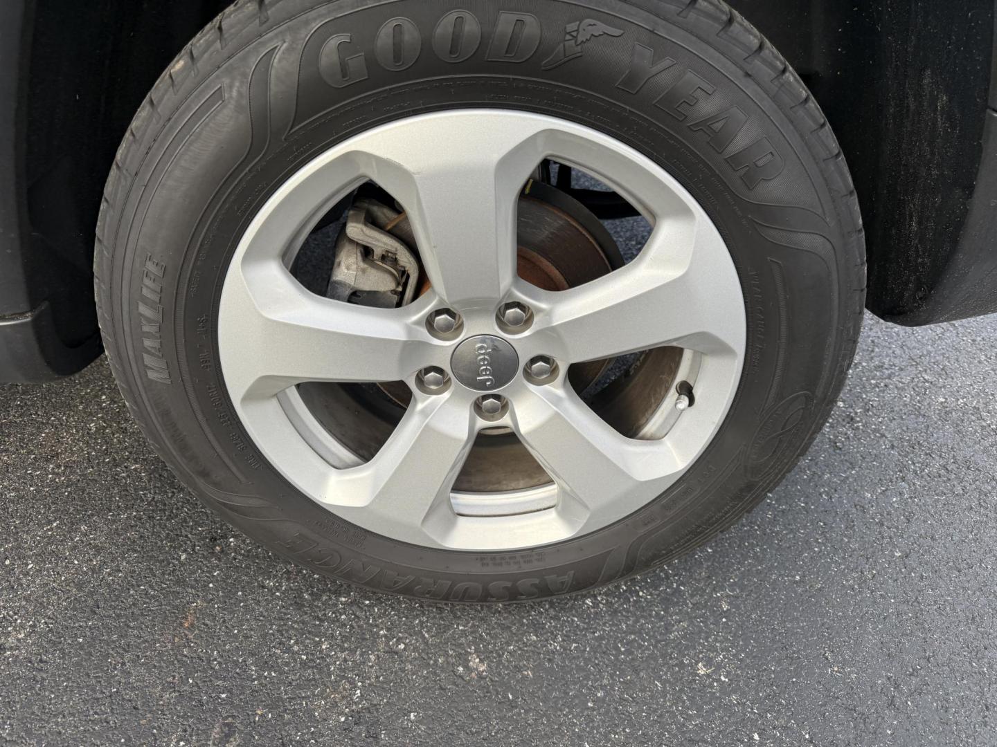 2019 Blue /White Jeep Compass Latitude 4WD (3C4NJDBB6KT) with an 2.4L I4 DOHC 16V engine, Automatic transmission, located at 11115 Chardon Rd. , Chardon, OH, 44024, (440) 214-9705, 41.580246, -81.241943 - 2019 Jeep Compass Latitude 4WD – Versatile, Comfortable, and Adventure-Ready Explore new roads with confidence in this 2019 Jeep Compass Latitude 4WD. Powered by a fuel-efficient 2.4L I4 MultiAir engine, you’ll enjoy up to 30 MPG highway while benefiting from Jeep’s legendary 4WD capability - Photo#11