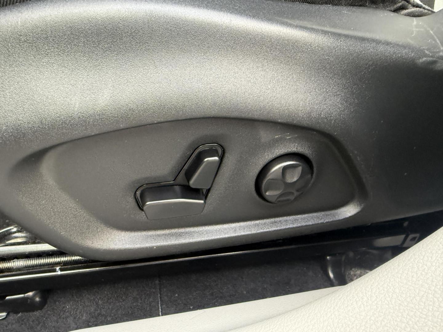 2019 Blue /White Jeep Compass Latitude 4WD (3C4NJDBB6KT) with an 2.4L I4 DOHC 16V engine, Automatic transmission, located at 11115 Chardon Rd. , Chardon, OH, 44024, (440) 214-9705, 41.580246, -81.241943 - 2019 Jeep Compass Latitude 4WD – Versatile, Comfortable, and Adventure-Ready Explore new roads with confidence in this 2019 Jeep Compass Latitude 4WD. Powered by a fuel-efficient 2.4L I4 MultiAir engine, you’ll enjoy up to 30 MPG highway while benefiting from Jeep’s legendary 4WD capability - Photo#21