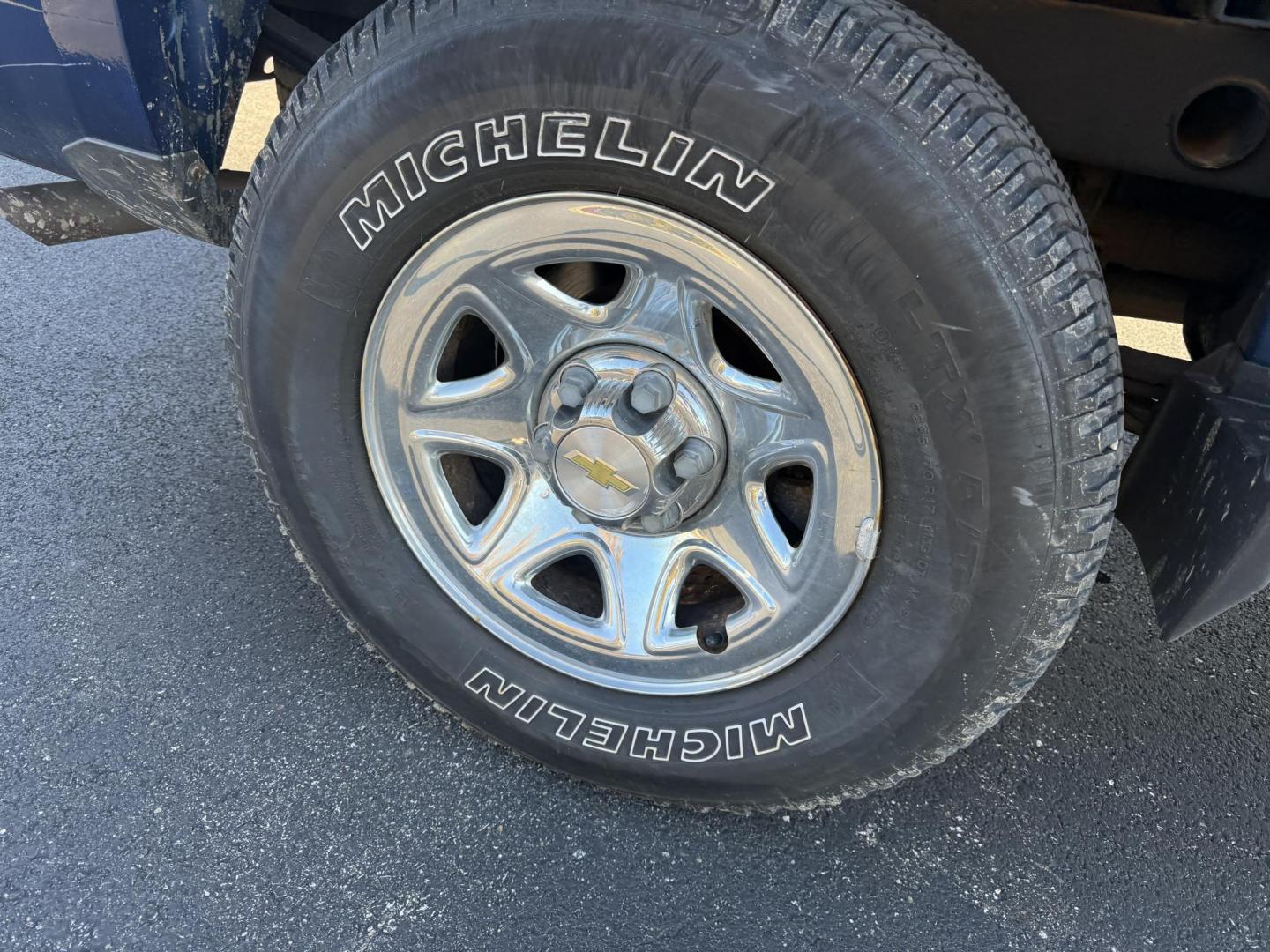 2015 Blue /Black Chevrolet Silverado 1500 LS Long Box 4WD (1GCNKPEC1FZ) with an 5.3L V8 engine, Automatic transmission, located at 547 E. Main St., Orwell, OH, 44076, (440) 437-5893, 41.535435, -80.847855 - 2015 Chevrolet Silverado 1500 LS Regular Cab Long Bed 4WD – Built for Work, Ready for Anything Tackle any job with confidence in this 2015 Chevrolet Silverado 1500 LS Regular Cab Long Bed 4WD. Powered by a robust 5.3L EcoTec3 V8 engine and a 6-speed automatic transmission, this truck is enginee - Photo#6