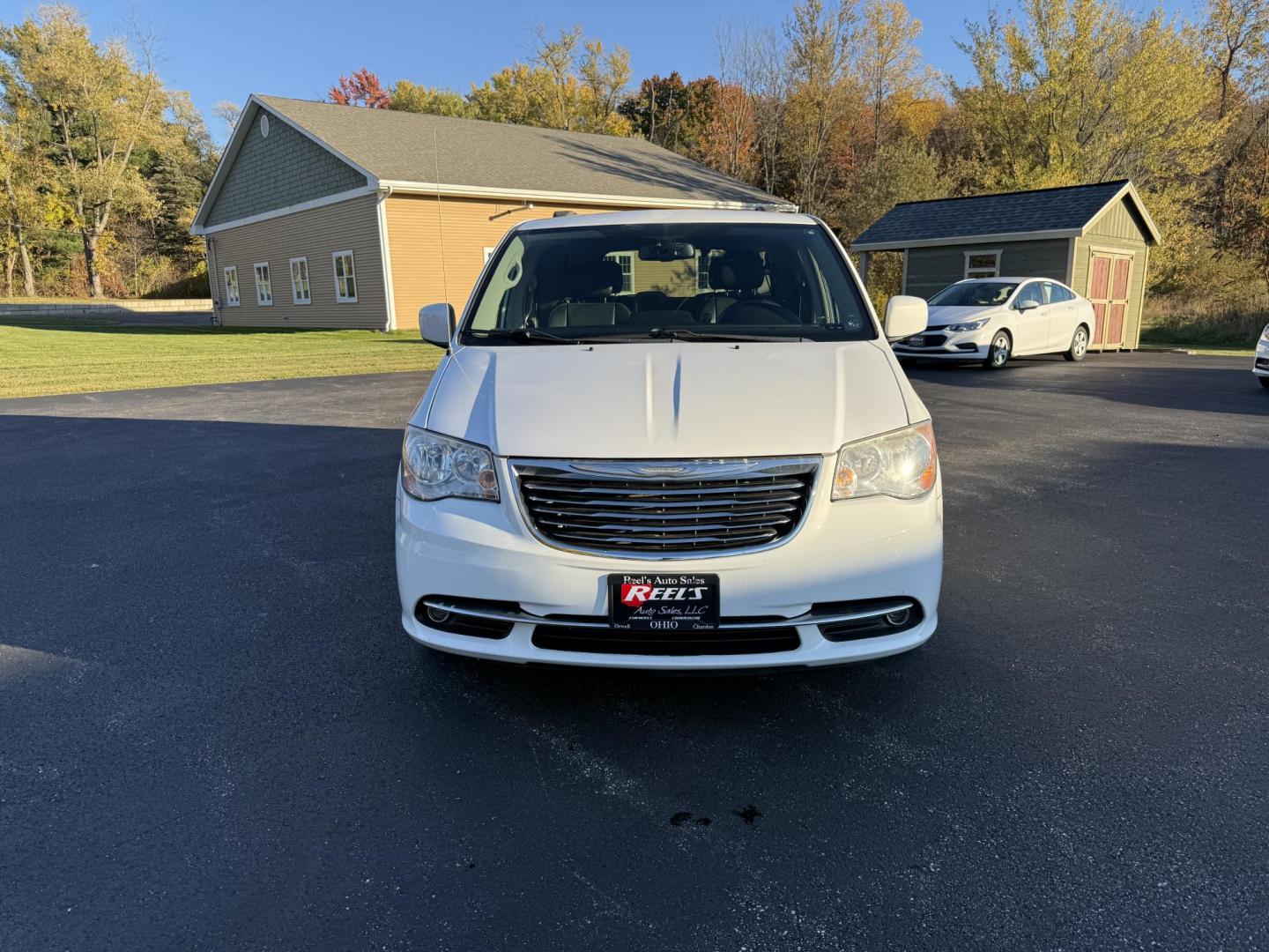 2015 White /Black Chrysler Town & Country Touring (2C4RC1BG7FR) with an 3.6L V6 DOHC 24V FFV engine, Automatic transmission, located at 11115 Chardon Rd. , Chardon, OH, 44024, (440) 214-9705, 41.580246, -81.241943 - Photo#1