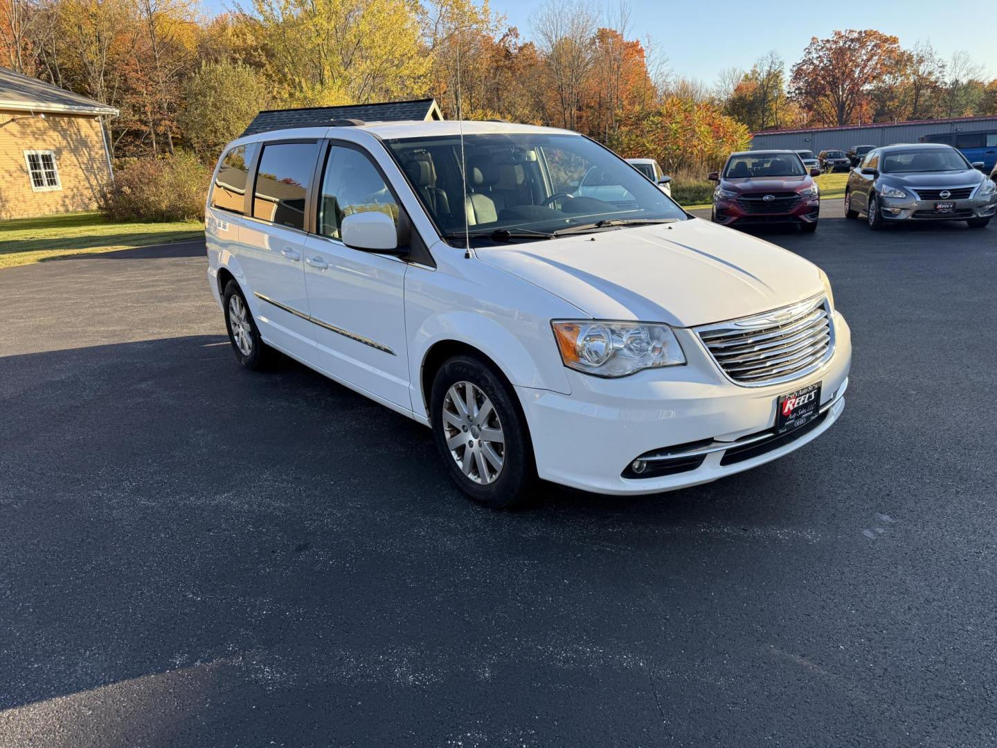 2015 White /Black Chrysler Town & Country Touring (2C4RC1BG7FR) with an 3.6L V6 DOHC 24V FFV engine, Automatic transmission, located at 11115 Chardon Rd. , Chardon, OH, 44024, (440) 214-9705, 41.580246, -81.241943 - Photo#2
