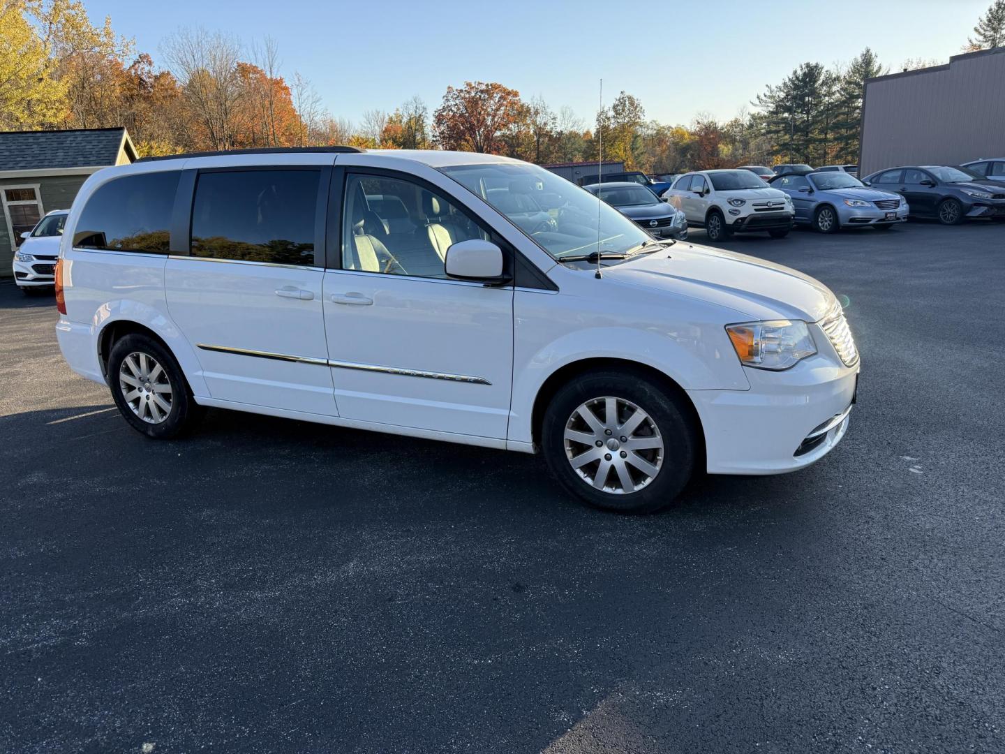 2015 White /Black Chrysler Town & Country Touring (2C4RC1BG7FR) with an 3.6L V6 DOHC 24V FFV engine, Automatic transmission, located at 11115 Chardon Rd. , Chardon, OH, 44024, (440) 214-9705, 41.580246, -81.241943 - Photo#3