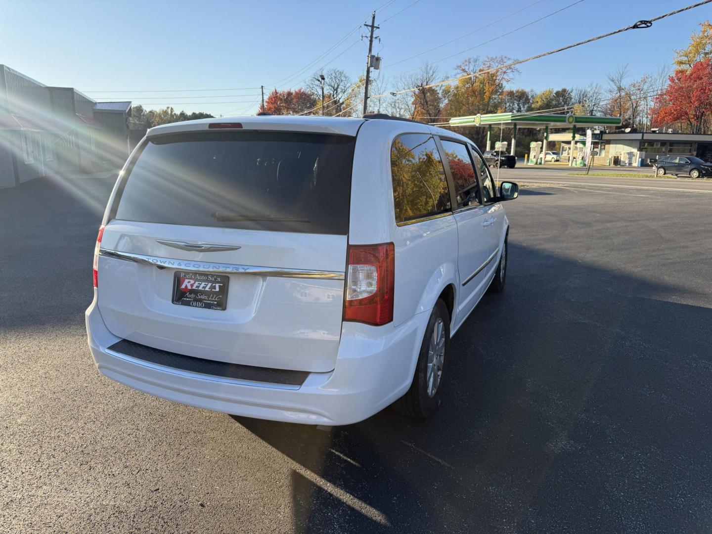 2015 White /Black Chrysler Town & Country Touring (2C4RC1BG7FR) with an 3.6L V6 DOHC 24V FFV engine, Automatic transmission, located at 11115 Chardon Rd. , Chardon, OH, 44024, (440) 214-9705, 41.580246, -81.241943 - Photo#7