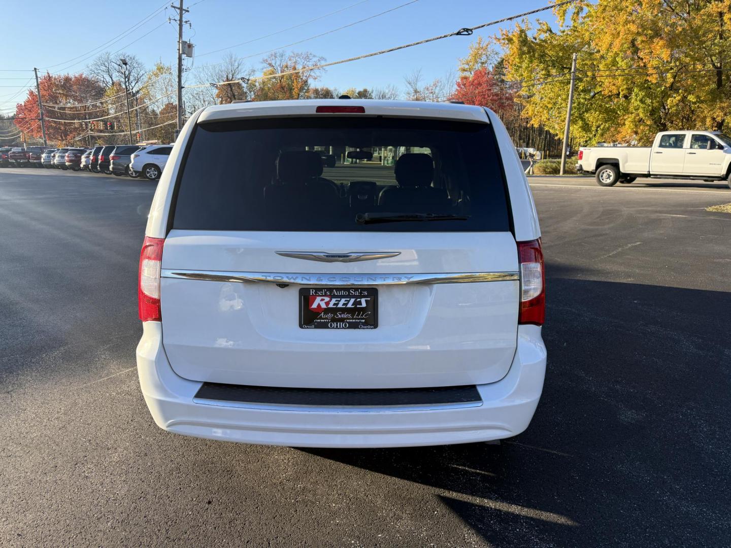 2015 White /Black Chrysler Town & Country Touring (2C4RC1BG7FR) with an 3.6L V6 DOHC 24V FFV engine, Automatic transmission, located at 11115 Chardon Rd. , Chardon, OH, 44024, (440) 214-9705, 41.580246, -81.241943 - Photo#8