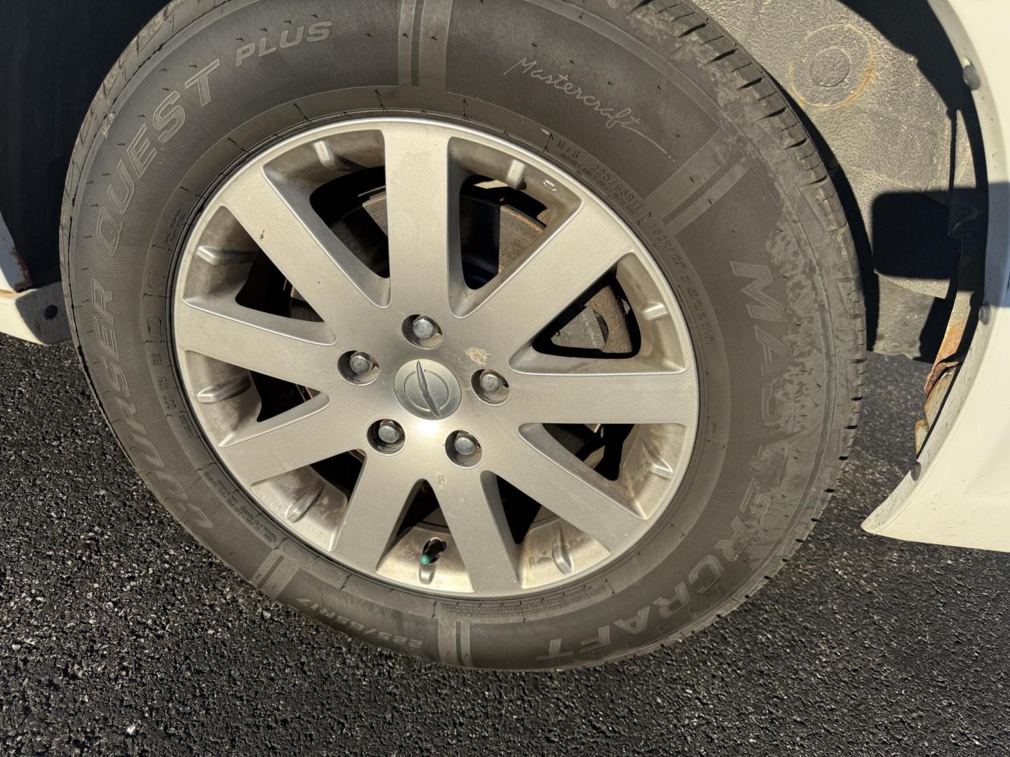 2015 White /Black Chrysler Town & Country Touring (2C4RC1BG7FR) with an 3.6L V6 DOHC 24V FFV engine, Automatic transmission, located at 11115 Chardon Rd. , Chardon, OH, 44024, (440) 214-9705, 41.580246, -81.241943 - Photo#11