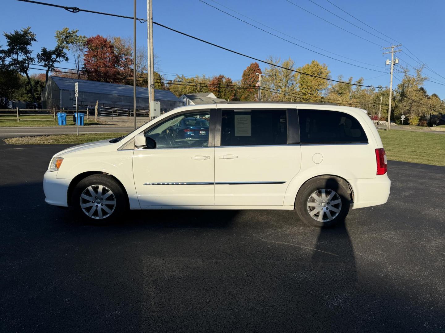 2015 White /Black Chrysler Town & Country Touring (2C4RC1BG7FR) with an 3.6L V6 DOHC 24V FFV engine, Automatic transmission, located at 11115 Chardon Rd. , Chardon, OH, 44024, (440) 214-9705, 41.580246, -81.241943 - Photo#12