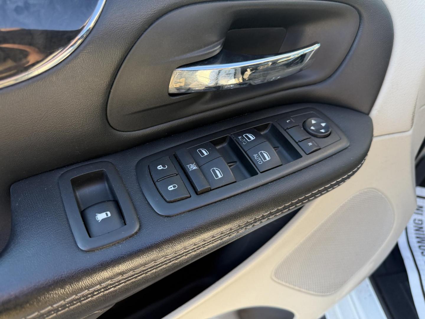 2015 White /Black Chrysler Town & Country Touring (2C4RC1BG7FR) with an 3.6L V6 DOHC 24V FFV engine, Automatic transmission, located at 11115 Chardon Rd. , Chardon, OH, 44024, (440) 214-9705, 41.580246, -81.241943 - Photo#16