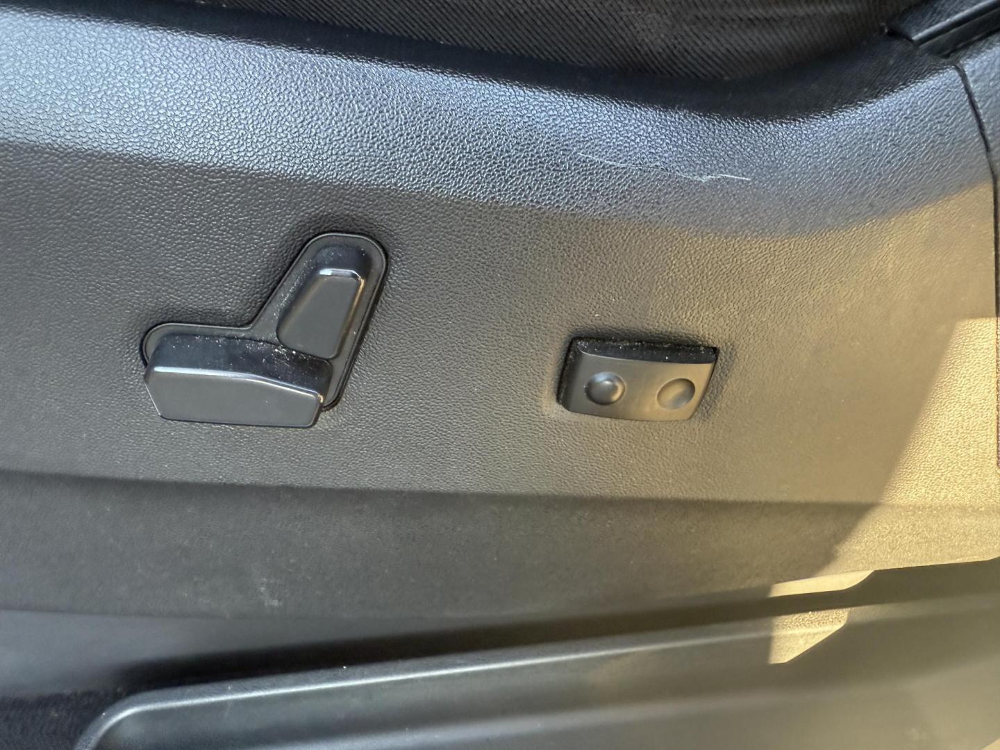 2015 White /Black Chrysler Town & Country Touring (2C4RC1BG7FR) with an 3.6L V6 DOHC 24V FFV engine, Automatic transmission, located at 11115 Chardon Rd. , Chardon, OH, 44024, (440) 214-9705, 41.580246, -81.241943 - Photo#17